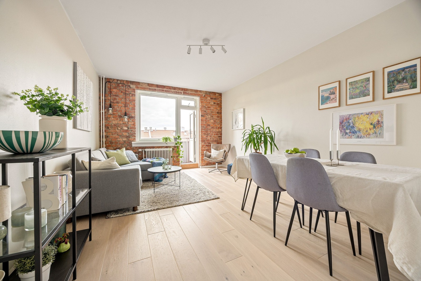 En perfekt leilighet for deg som ønsker å bo tilbaketrukket, men med umiddelbar nærhet til et bredt utvalg servicetilbud. Galleribilde