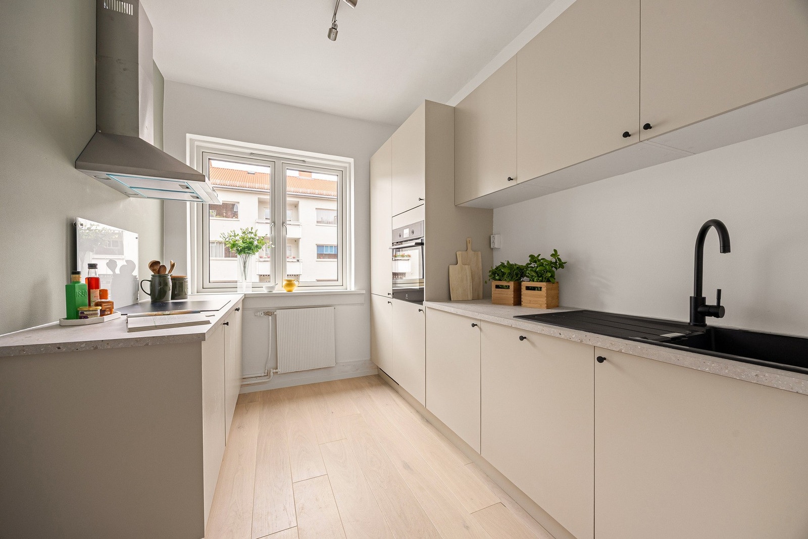 En lys og gjennomgående 2-roms som ble betydelig oppgradert høsten 2025 med helt nytt gulv og kjøkken. Galleribilde