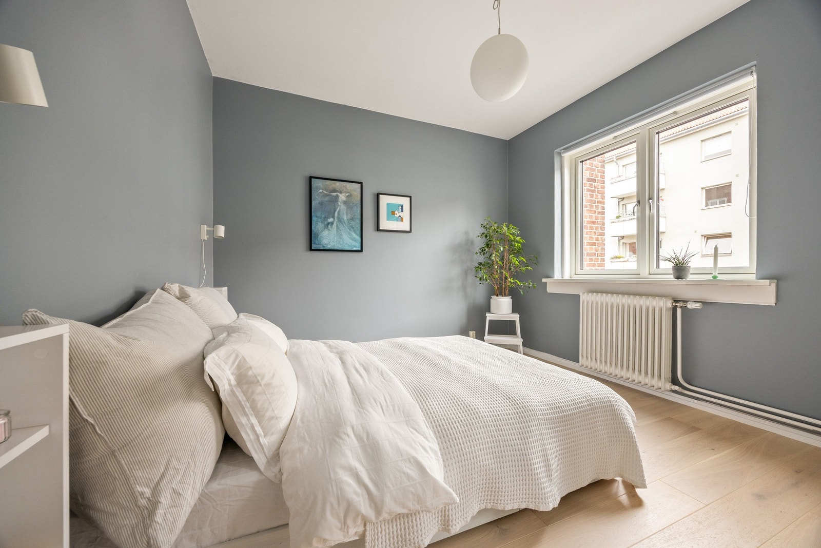 Den gjennomgående løsningen gir rikelig med lysinnslipp i hvert rom. Galleribilde