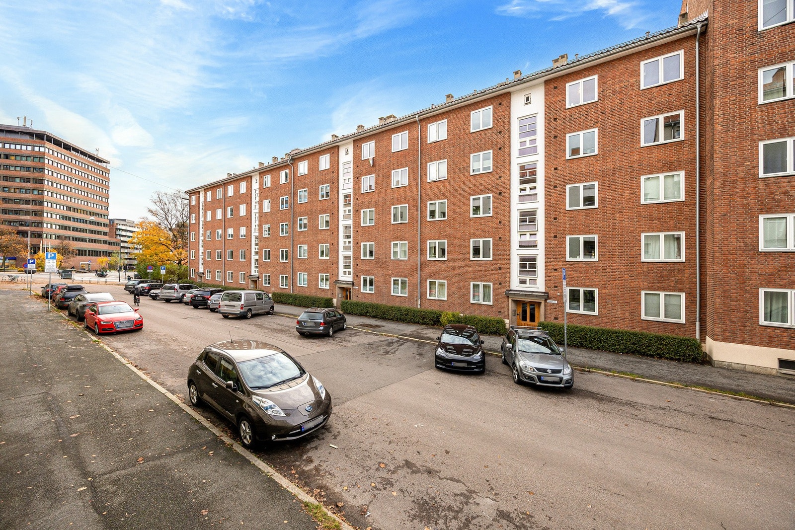 Rett utenfor inngangen har du tilgang på beboerparkering (se salgsoppgaven for priser). Galleribilde