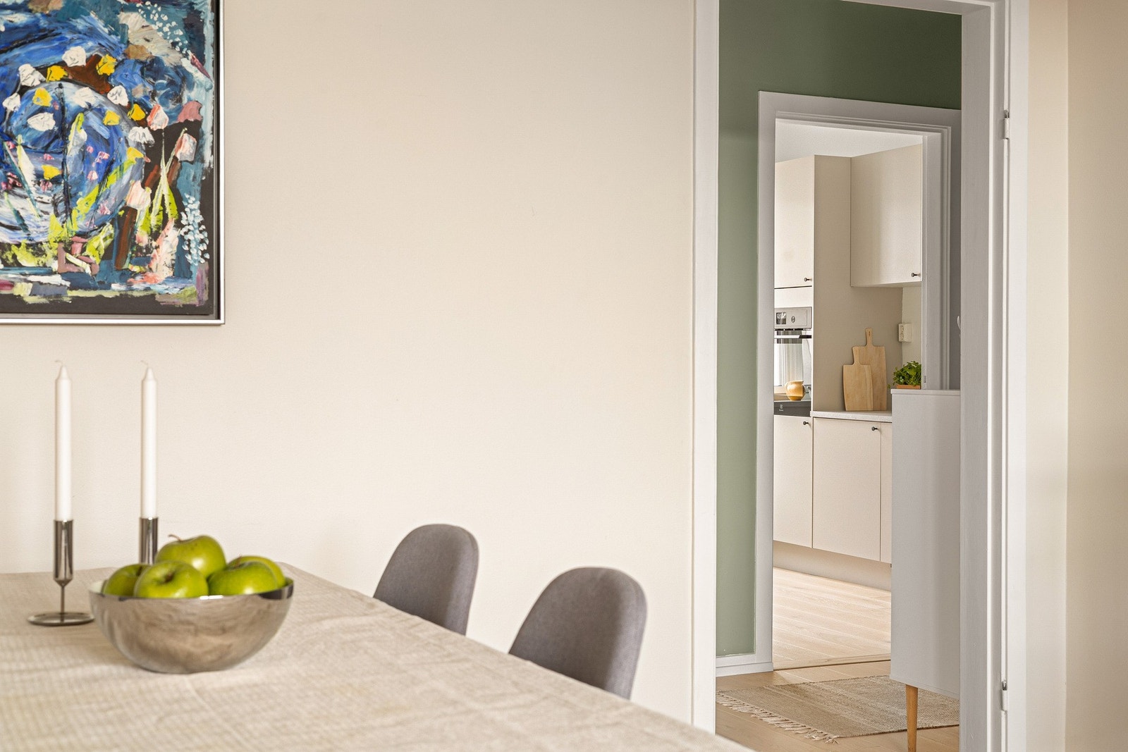 Leiligheten varmes opp av fjernvarme via radiatorer i stue, soverom og kjøkken. Oppvarming er inkludert i felleskostnadene. Galleribilde