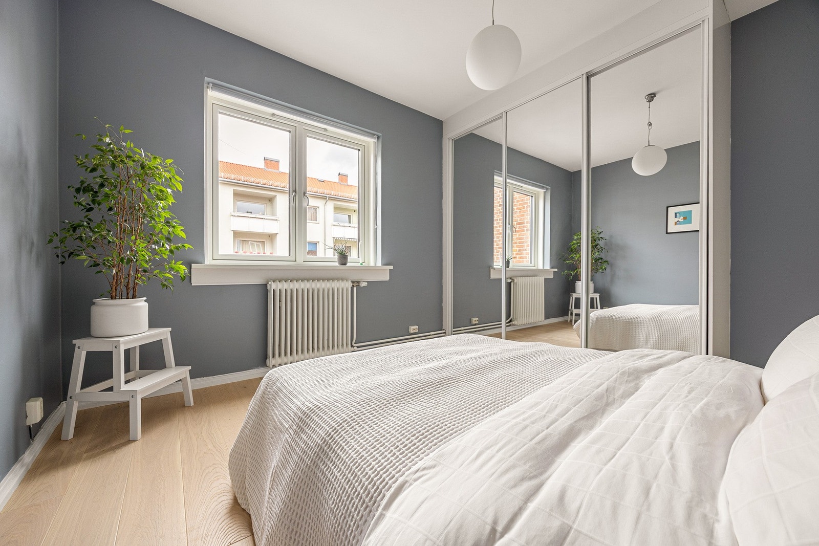 Stor skyvedørsgarderobe med masse plass for oppbevaring. Galleribilde