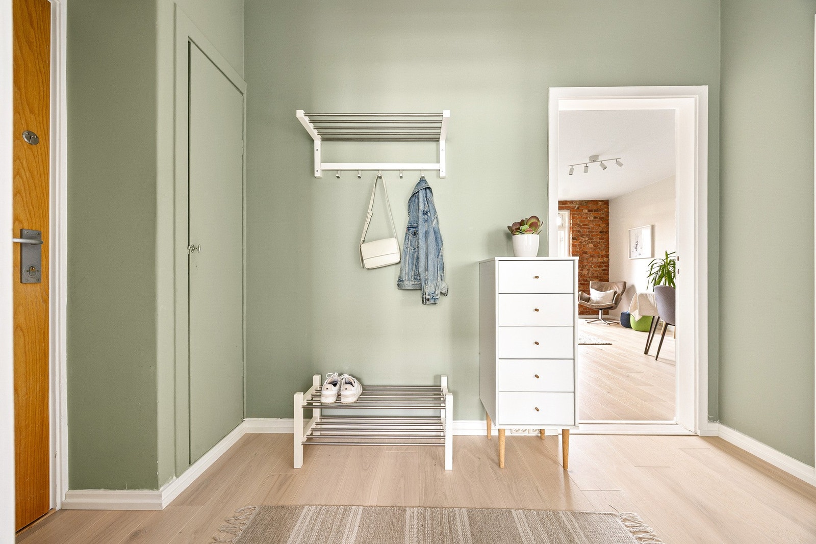 Romslig entré med adkomst til praktisk innvendig bod. Galleribilde