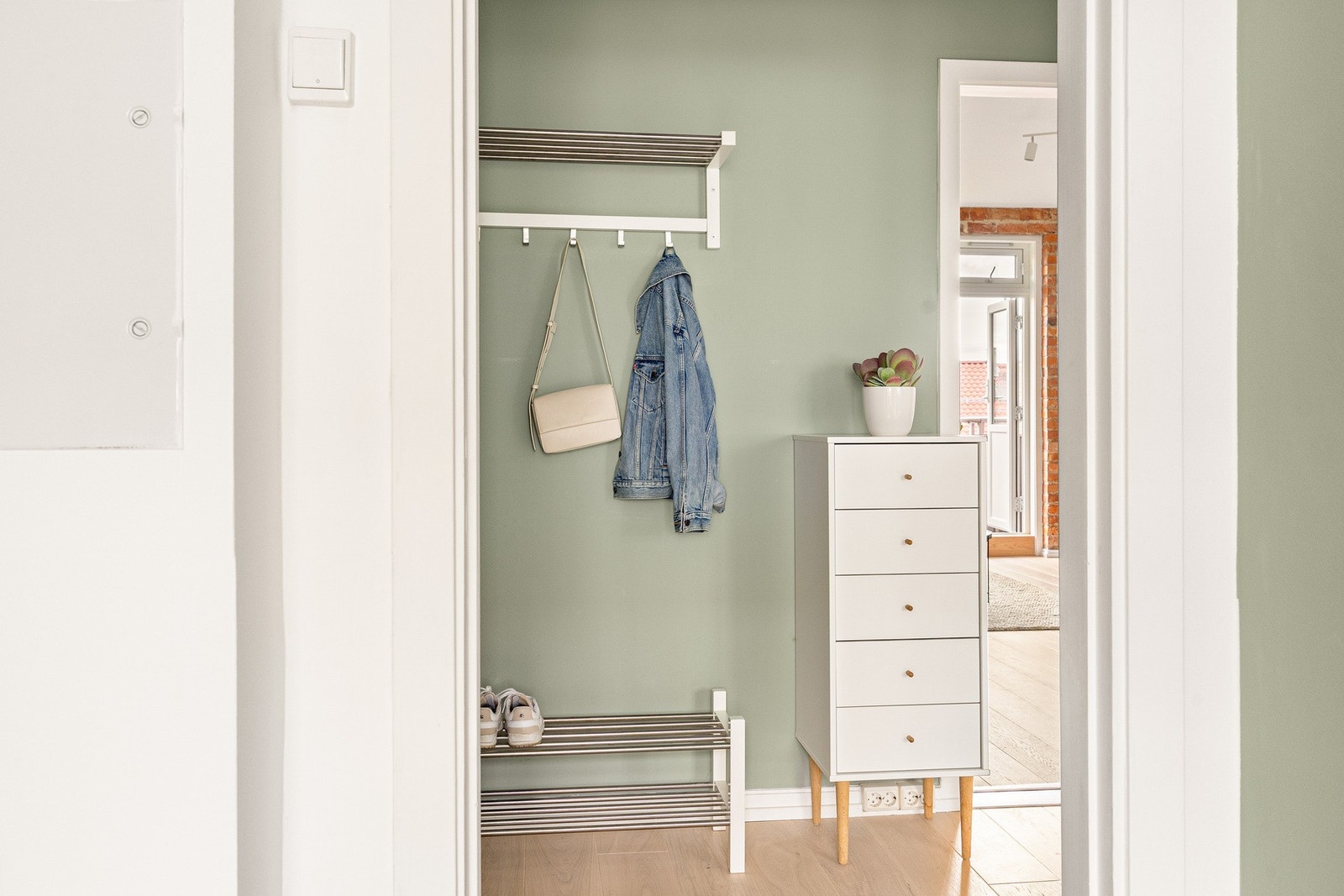 Leiligheten disponerer bod i kjeller og på loft på totalt 10 kvm. Galleribilde