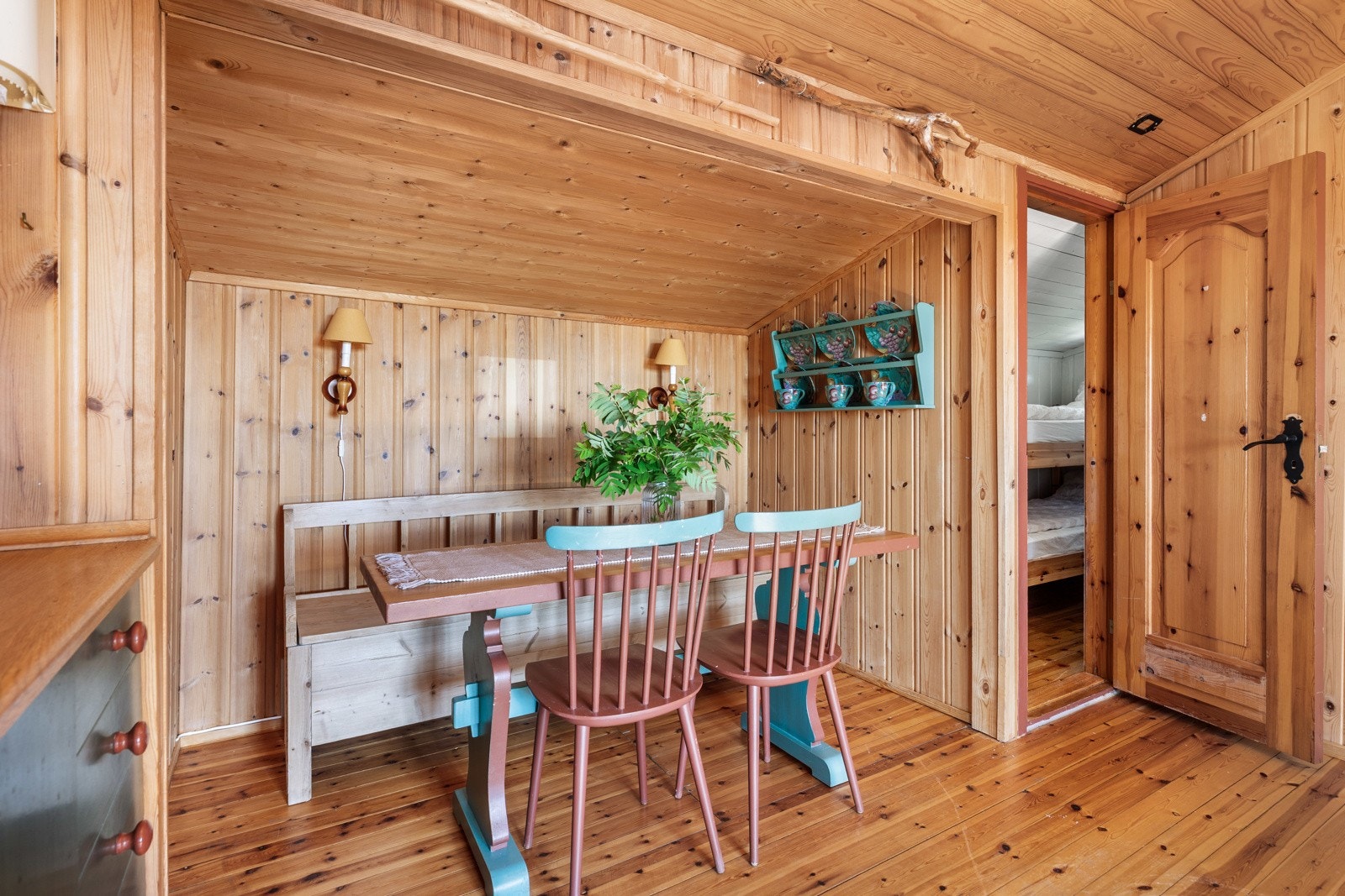 I en egen nisje er det plass til et spisebord for hyggelige måltider. Galleribilde