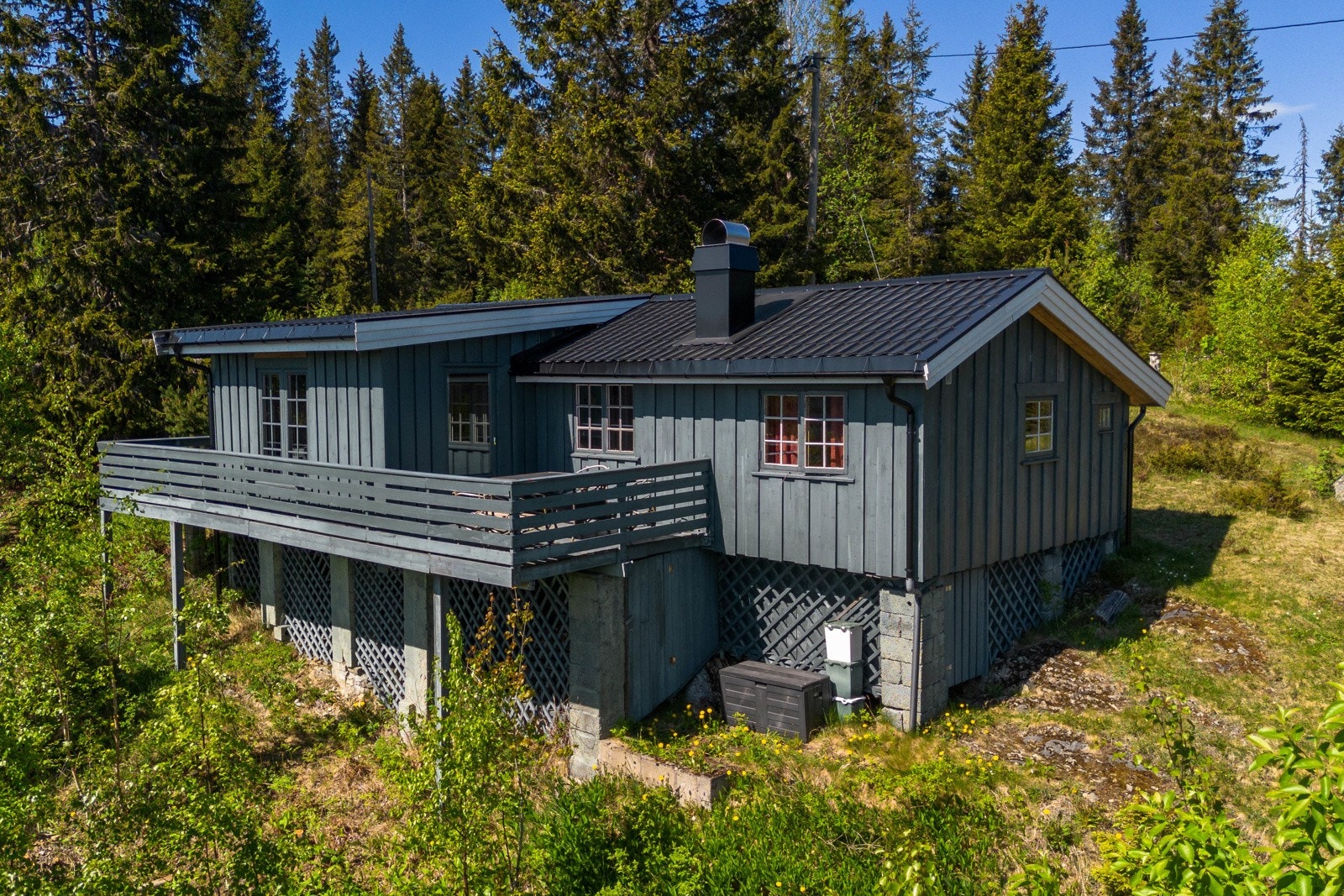 Hytta ligger høyt i terrenget, og plasseringen gir vidstrakt utsikt mot Tyrfjorden og det vakre landskapet. Galleribilde