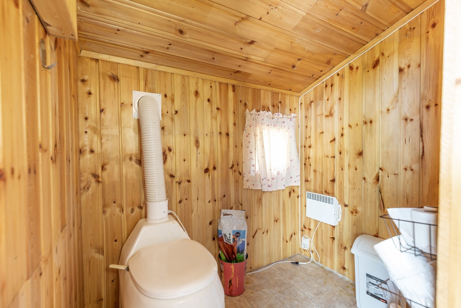 Ved inngangspartiet finner man en utebod og et utvendig wc-rom. Galleribilde