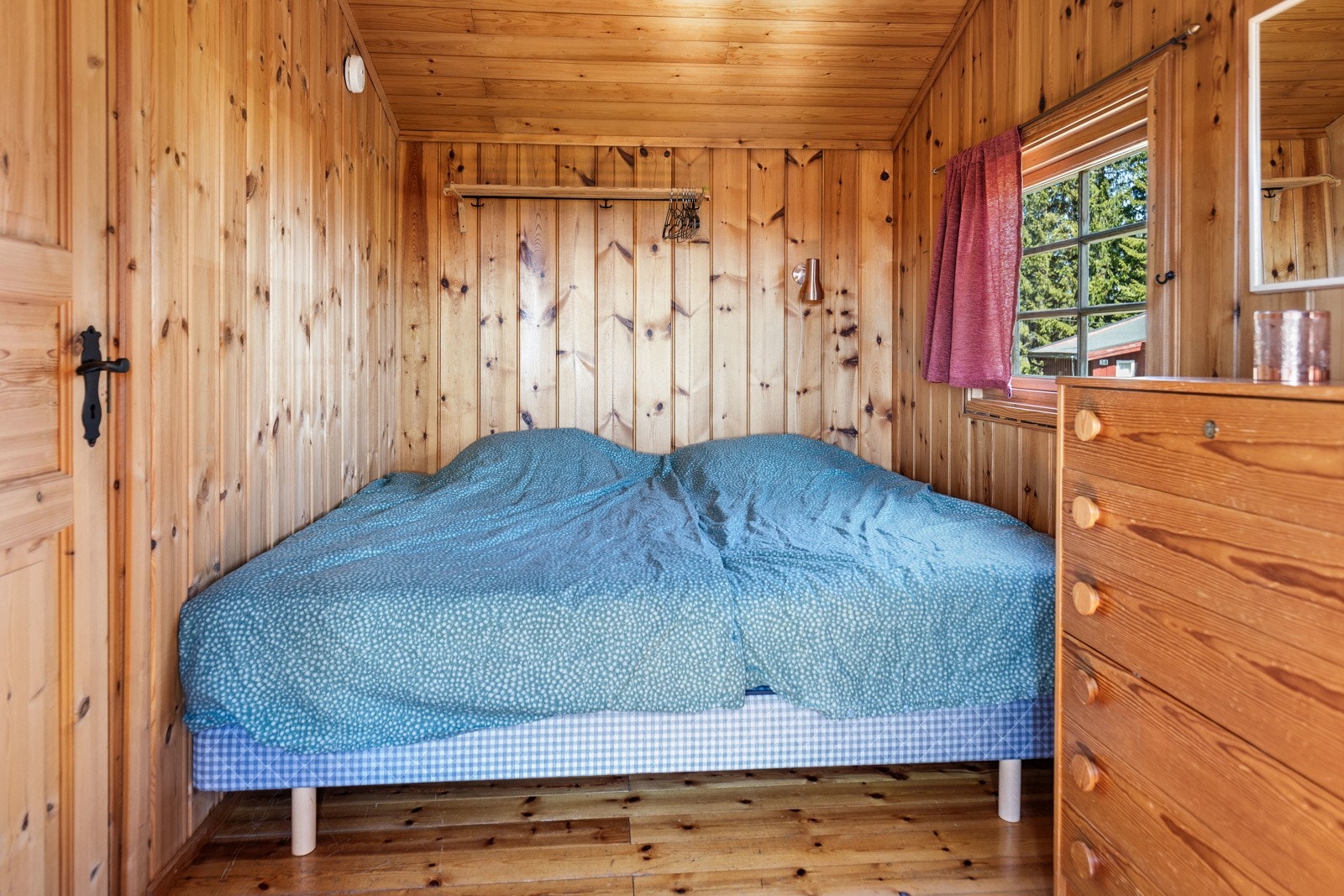 To koselige soverom ligger vegg i vegg i hytta. På hovedsoverommet er det plass til dobbeltseng, og rommet innredes enkelt med flere garderobeskap. Galleribilde