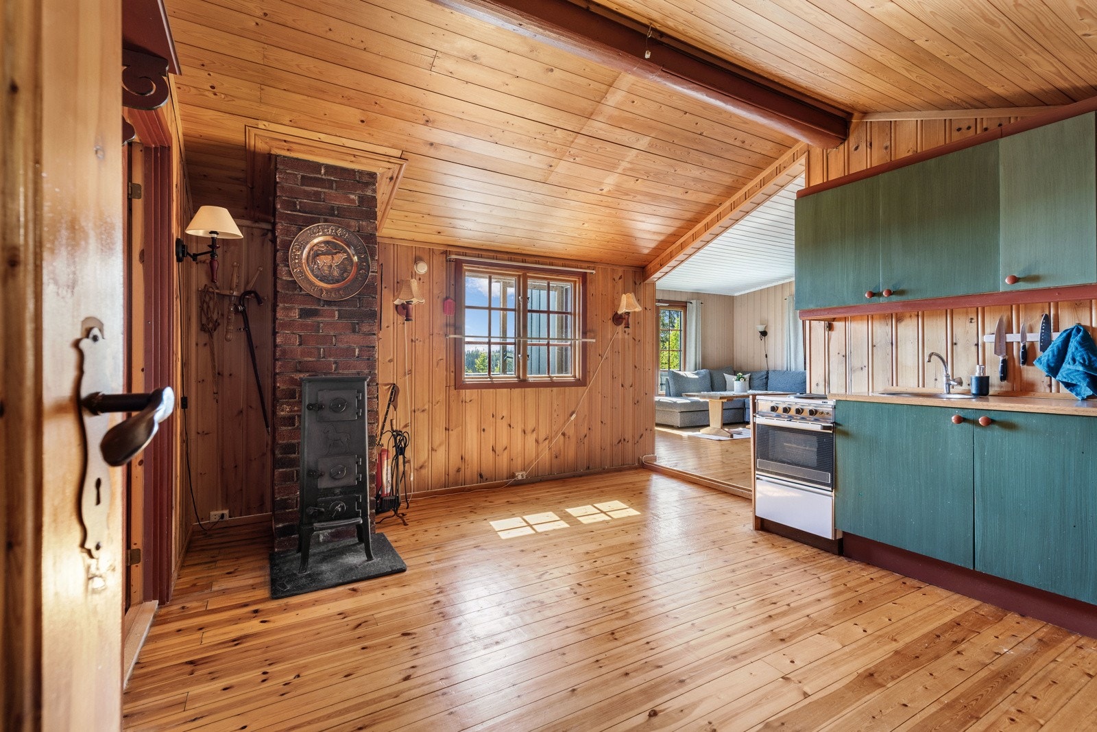 Kjøkkenet ligger tilbaketrukket, så her er det mulighet for skjermet arbeidsrom. Galleribilde