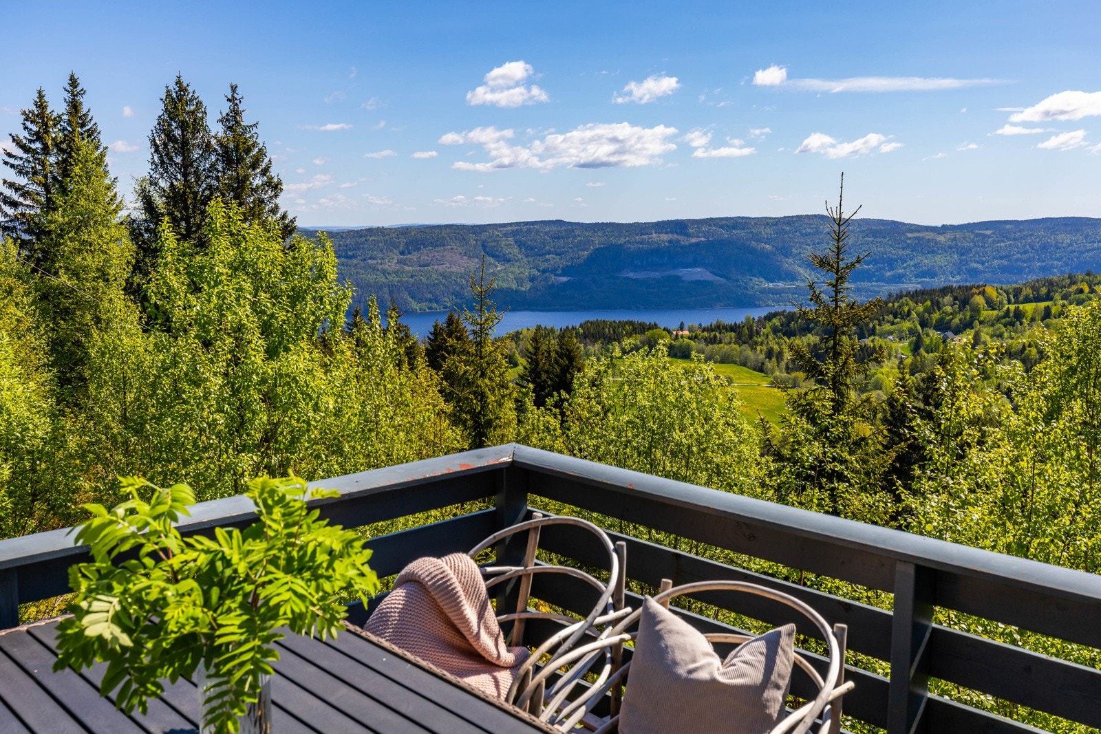 Omgivelsene er fredfulle og naturskjønne; scenen er satt for feriemodus og påfyll av energi. Galleribilde