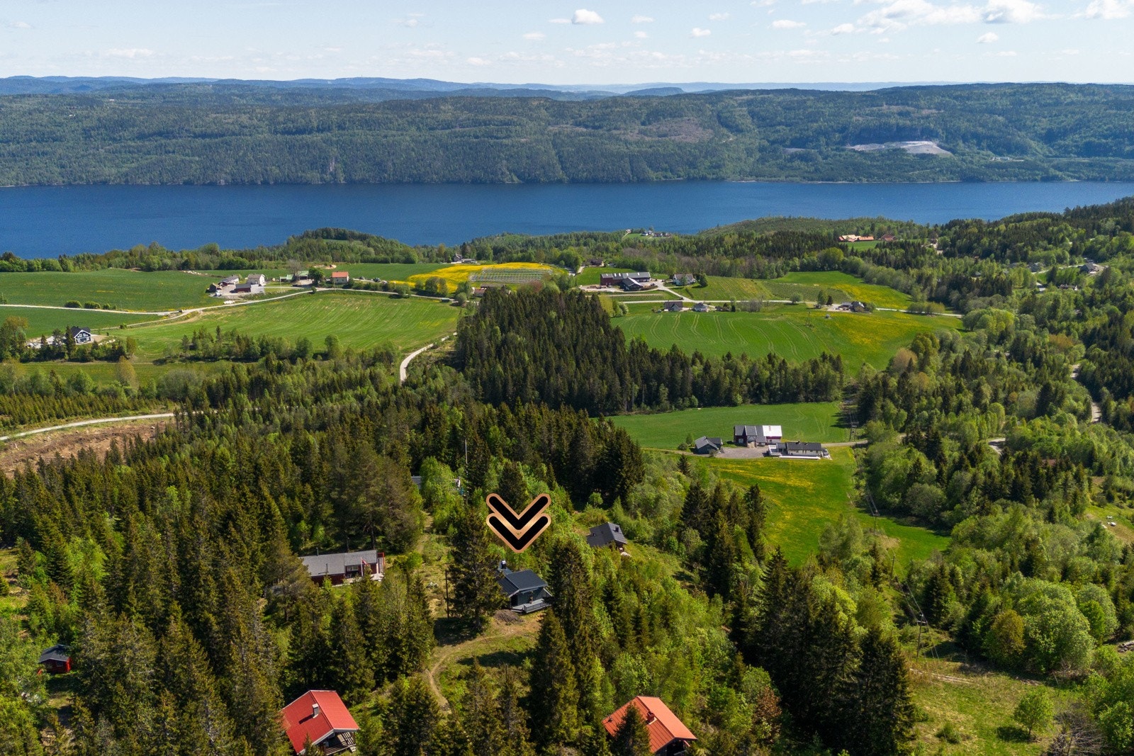 Fra hytta er det ca. 5,7 km til Holmenvika med gresslete, badebrygge og langgrunn sandstrand. Galleribilde