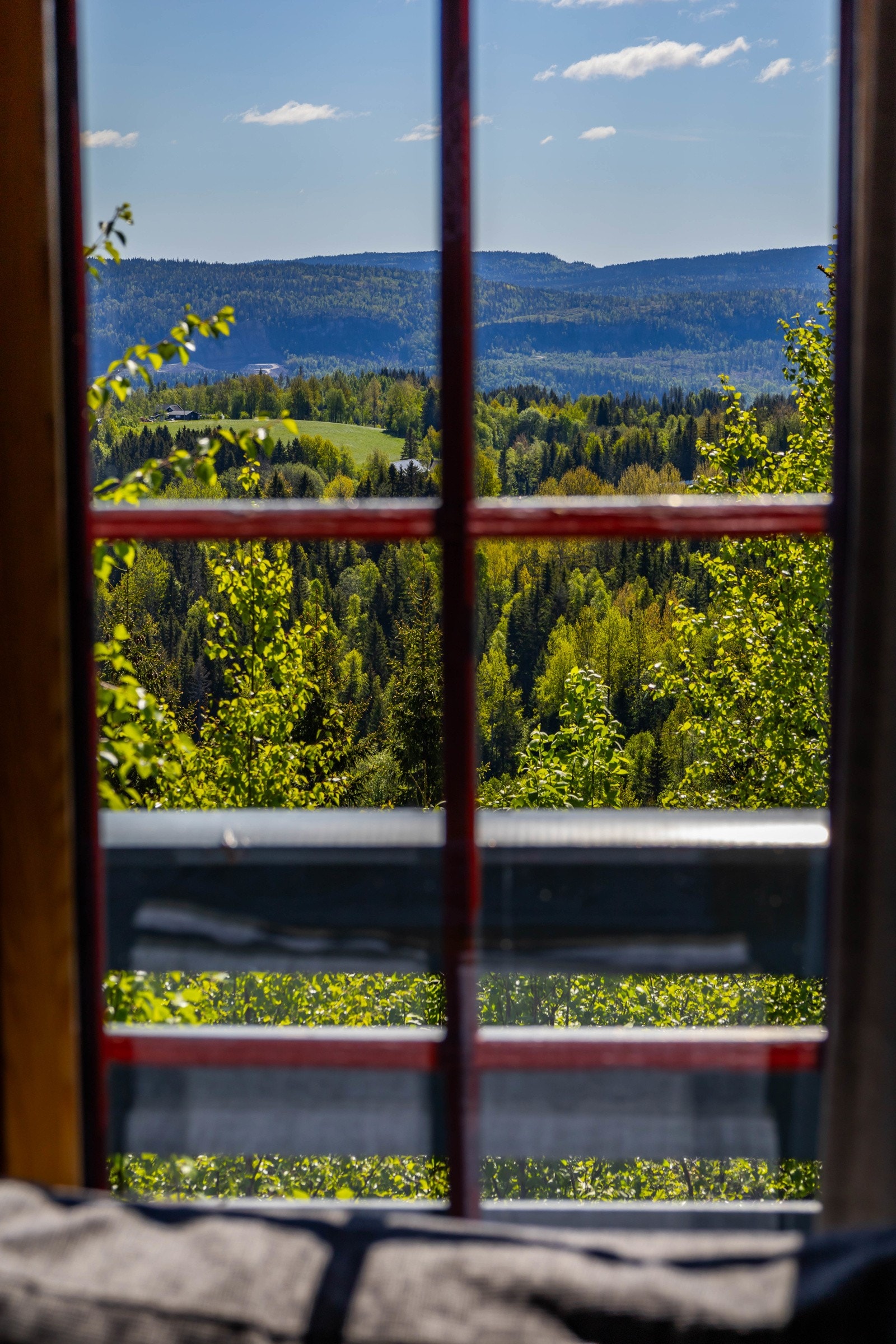 Utsikten kan nytes både fra en romslig terrasse og fra vinduer i stuen. Galleribilde
