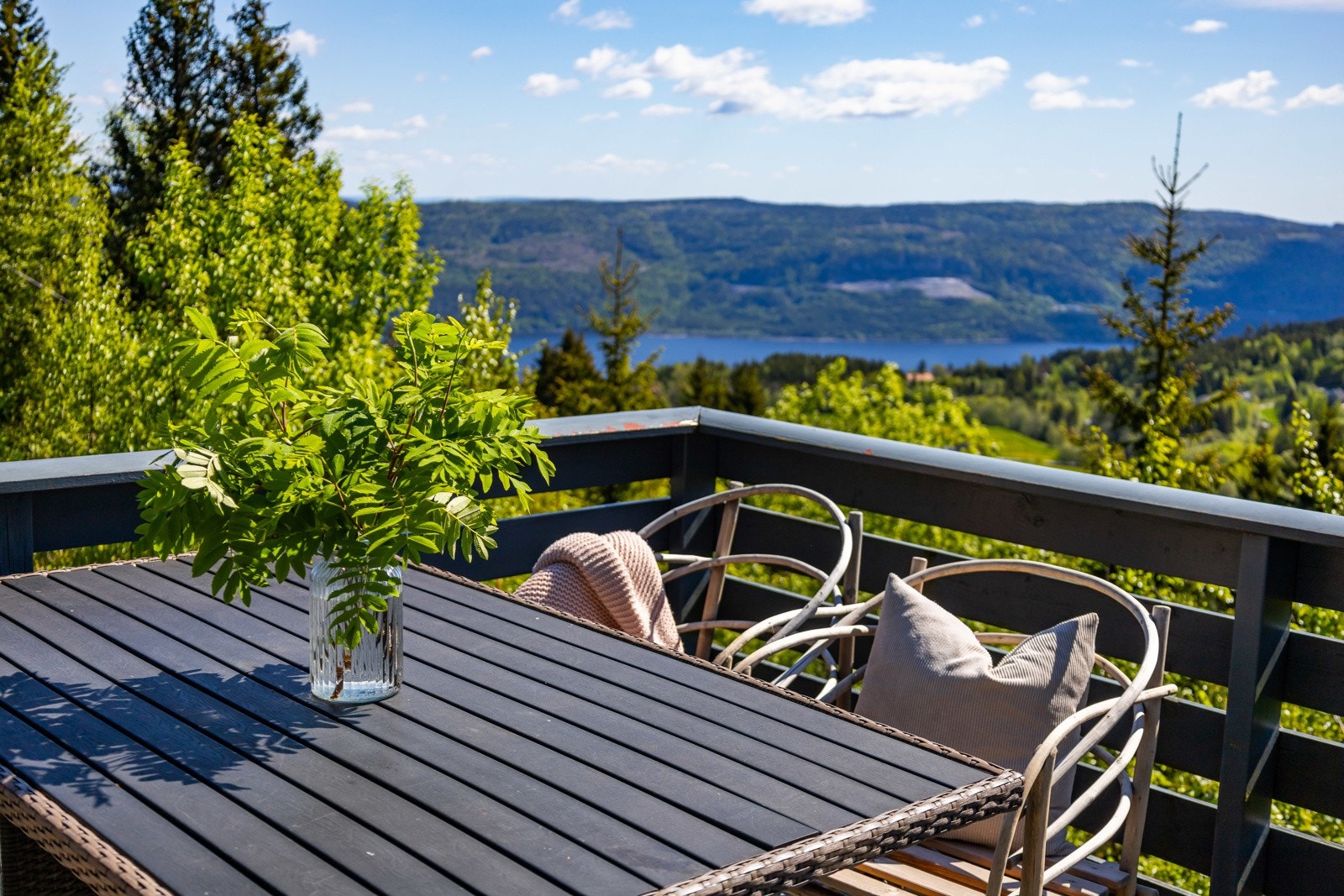 På sommerstider kan man nyte deilige måltider på terrassen, med nydelig utsikt i bakgrunn. Galleribilde
