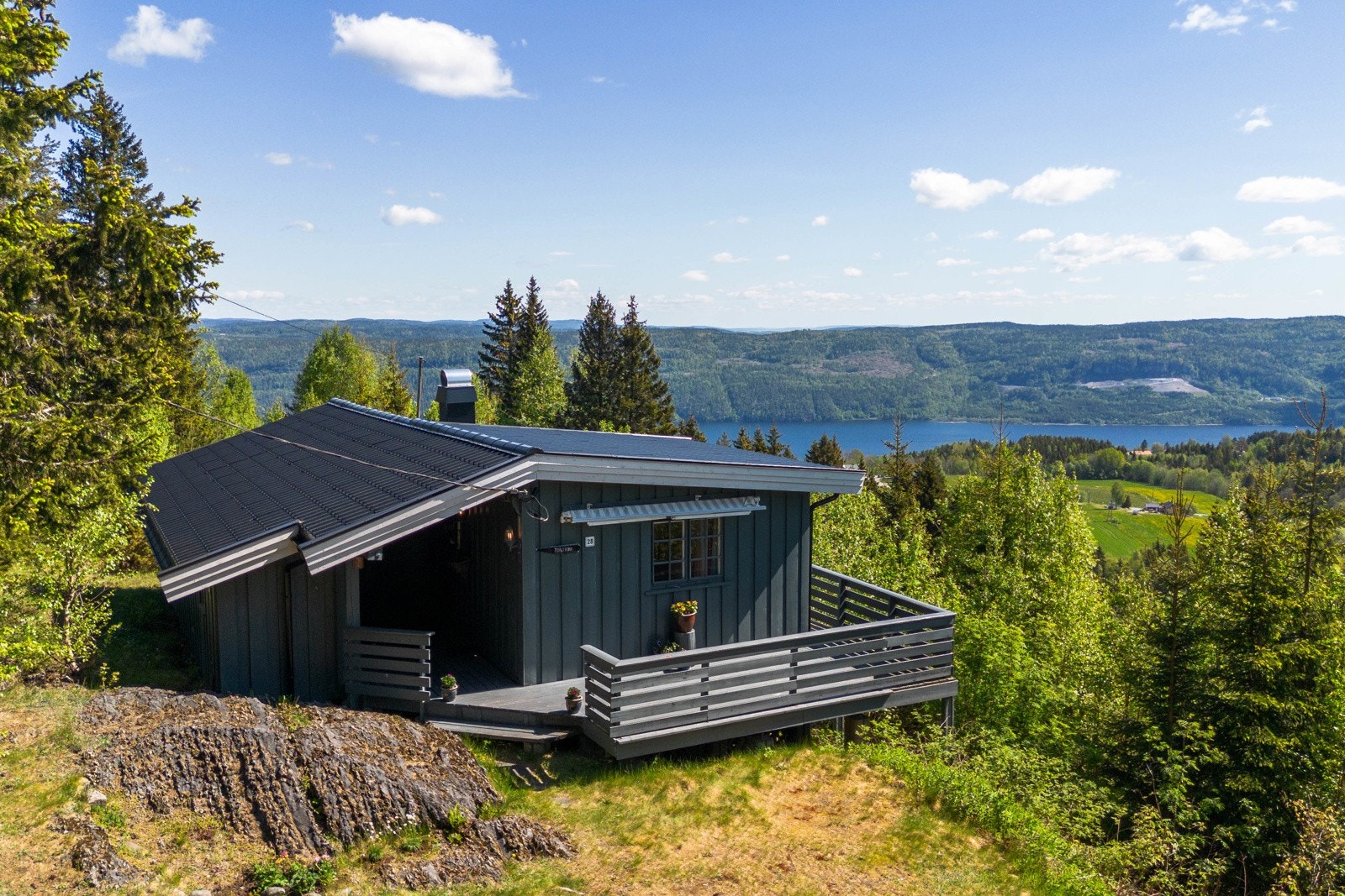 Privatmegleren ved Magnus Fevang Landgraff har gleden av å presentere denne koslige hytta i vakre omgivelser med fantastisk utsikt, romslig terrasse og ildsted i stuen. Galleribilde