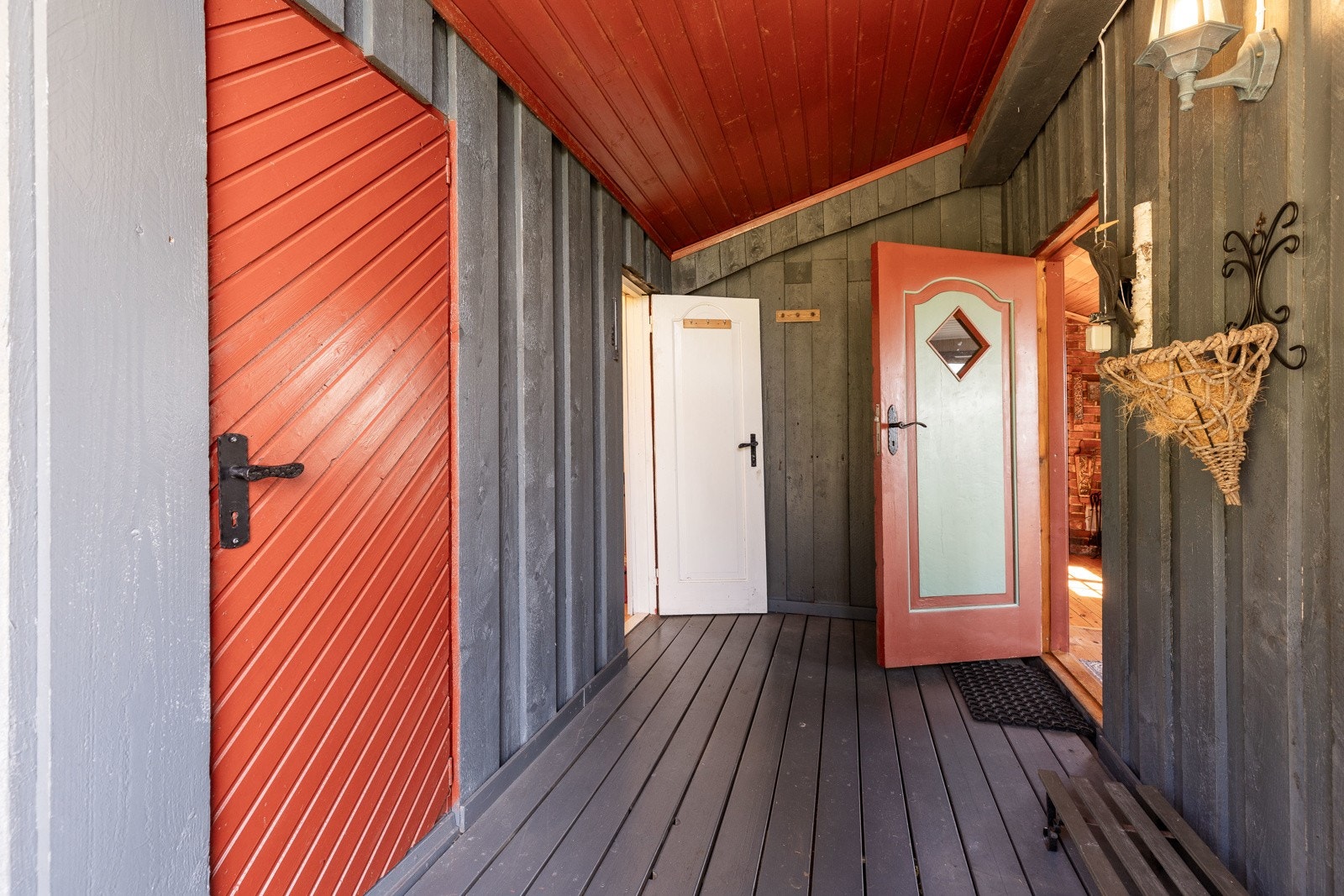 Ytterdøren er overbygd og godt skjermet på terrassen. Galleribilde