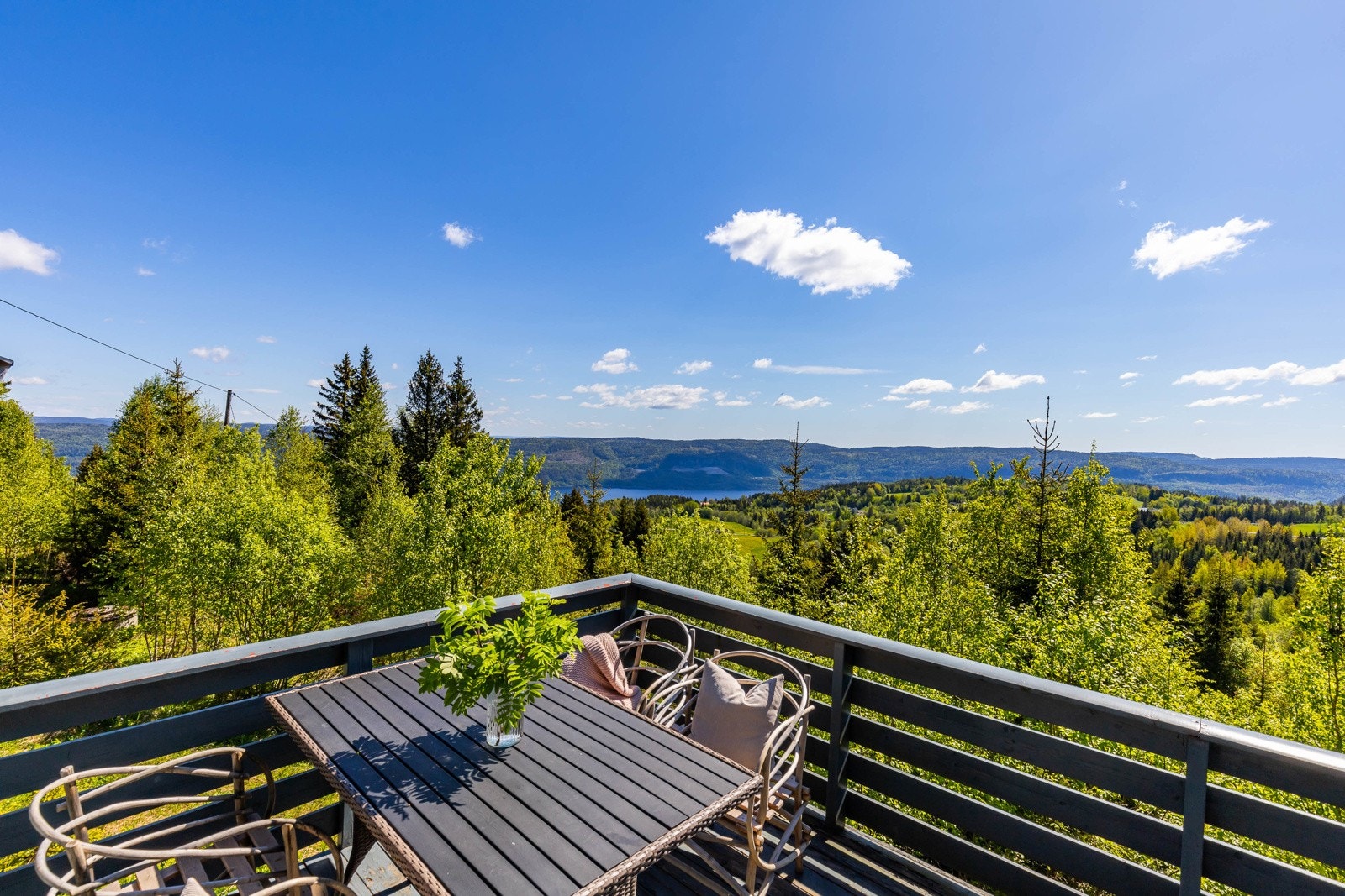 Her nytes enkelt både stille stunder og lange, sosiale kvelder. Galleribilde