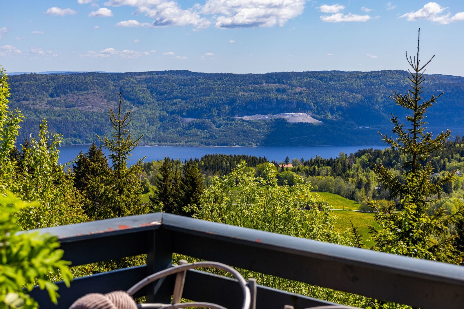 Fra terrasen har man flott utsikt ned til Tyrifjorden, hvor det finnes badeplasser. Galleribilde