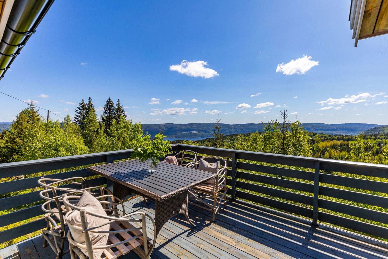 Fra terrassen viser utsiken seg fra sin beste side! Galleribilde
