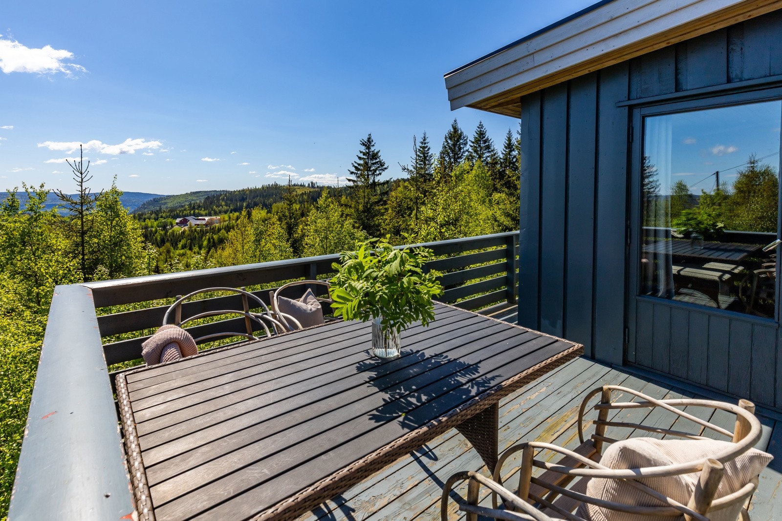 Belysning er montert, og på terrassen er det utestikk og markise. Galleribilde