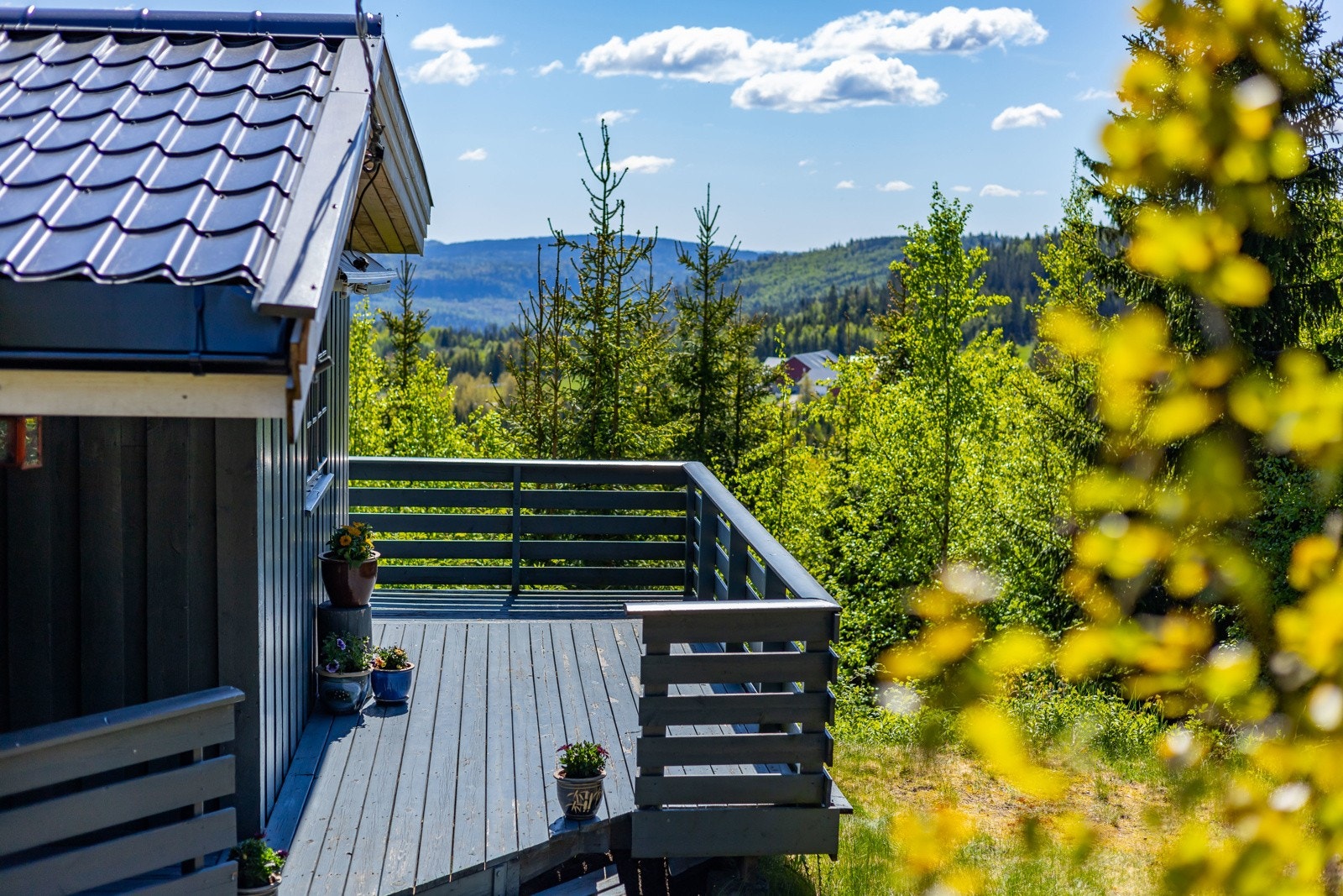 Hytta har en herlig terrasse, der utsikten viser seg fra sin beste side. Galleribilde