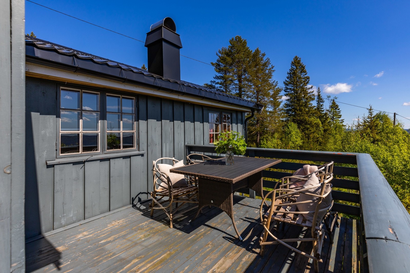 Terrassen strekker seg til inngangen og har et samlet areal på ca. 29 kvm. Galleribilde