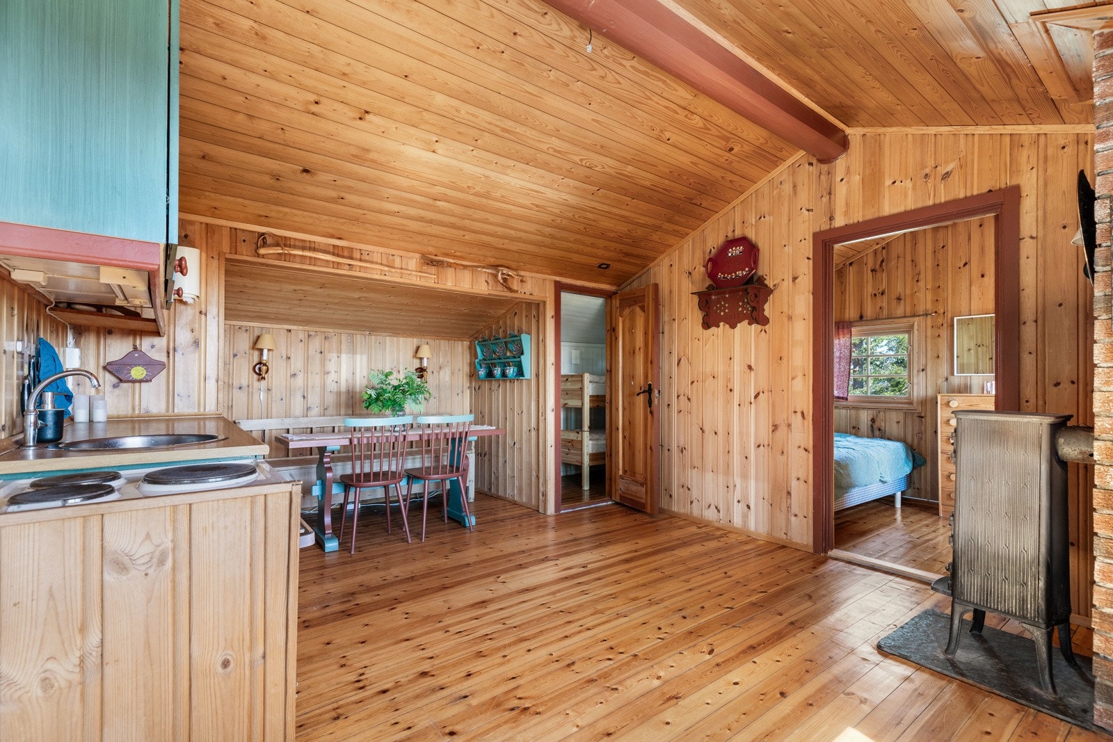 Hele hytta har tregulv og trepanel. Galleribilde