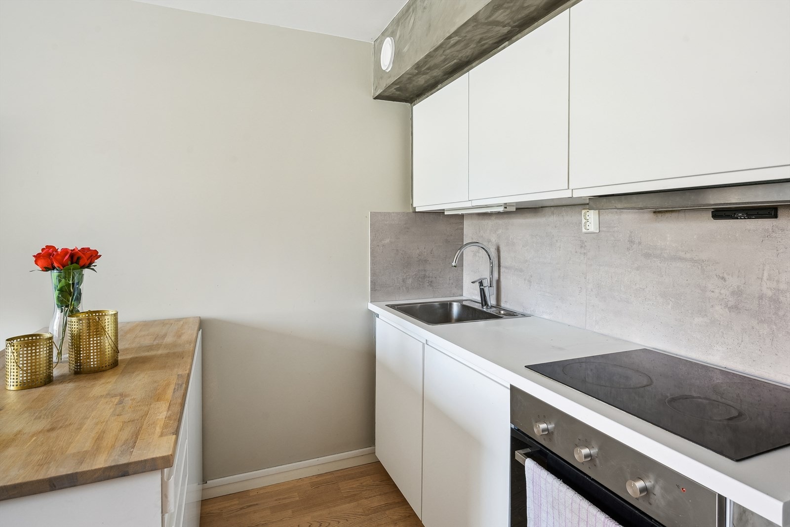 Her er det integrert kjøleskap, stekeovn, platetopp, vannstoppsystem og komfyrvakt. Galleribilde