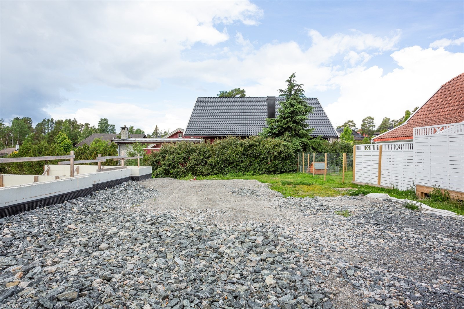Området er ideelt for familier som søker et trygt og barnevennlig nabolag, i et spennende lokalsamfunn rikt på kulturopplevelser og med kort vei til skoler, barnehager, skatepark, ballbinge og flerbruks- og svømmehall. Galleribilde