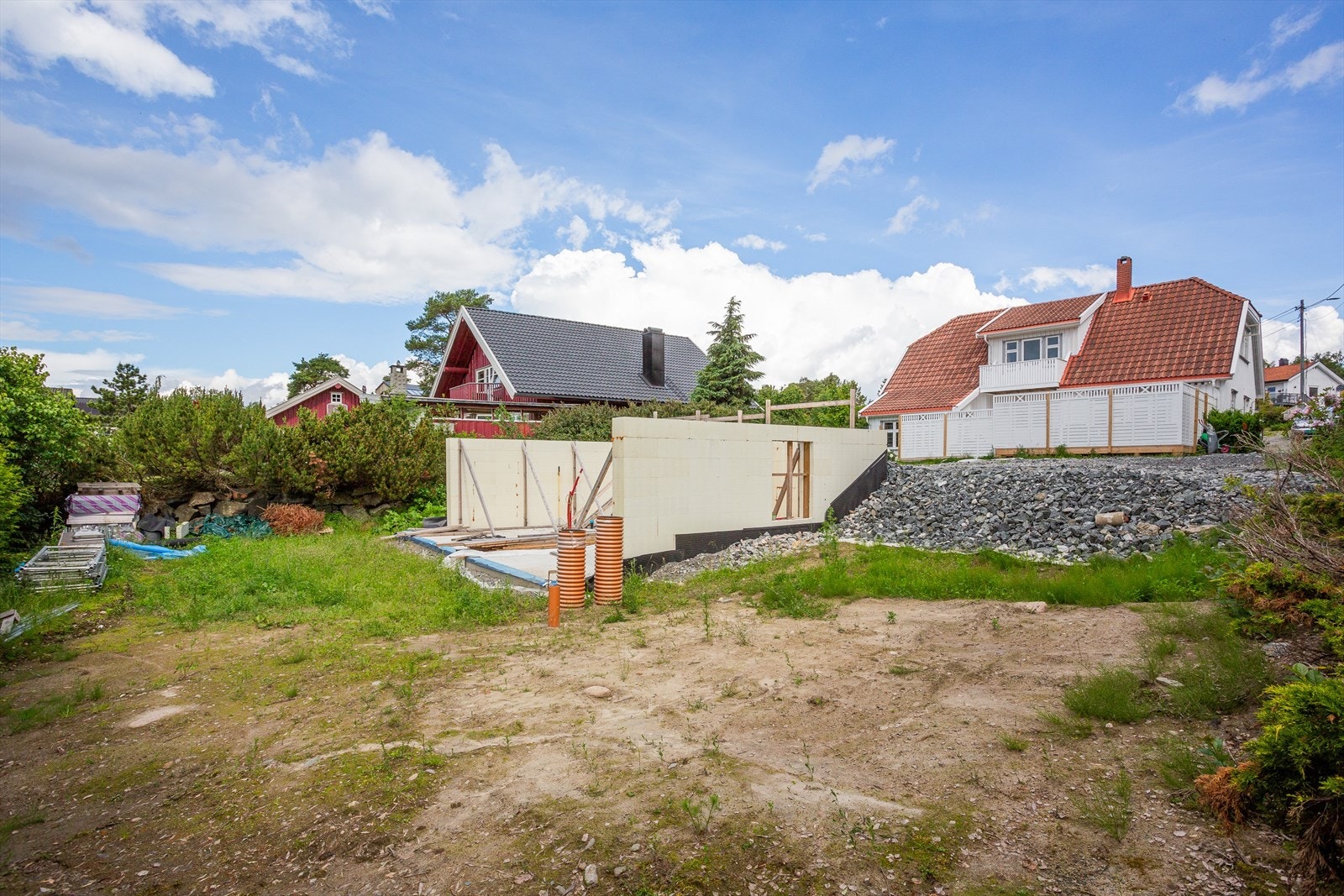 Tillatelse foreligger, og det er gitt dispensasjon til oppføring av bolig med pulttak og fasade i stående kledning. Med et totalt BRA på 135 m² og har gesimshøyde på 6,1 meter. Galleribilde