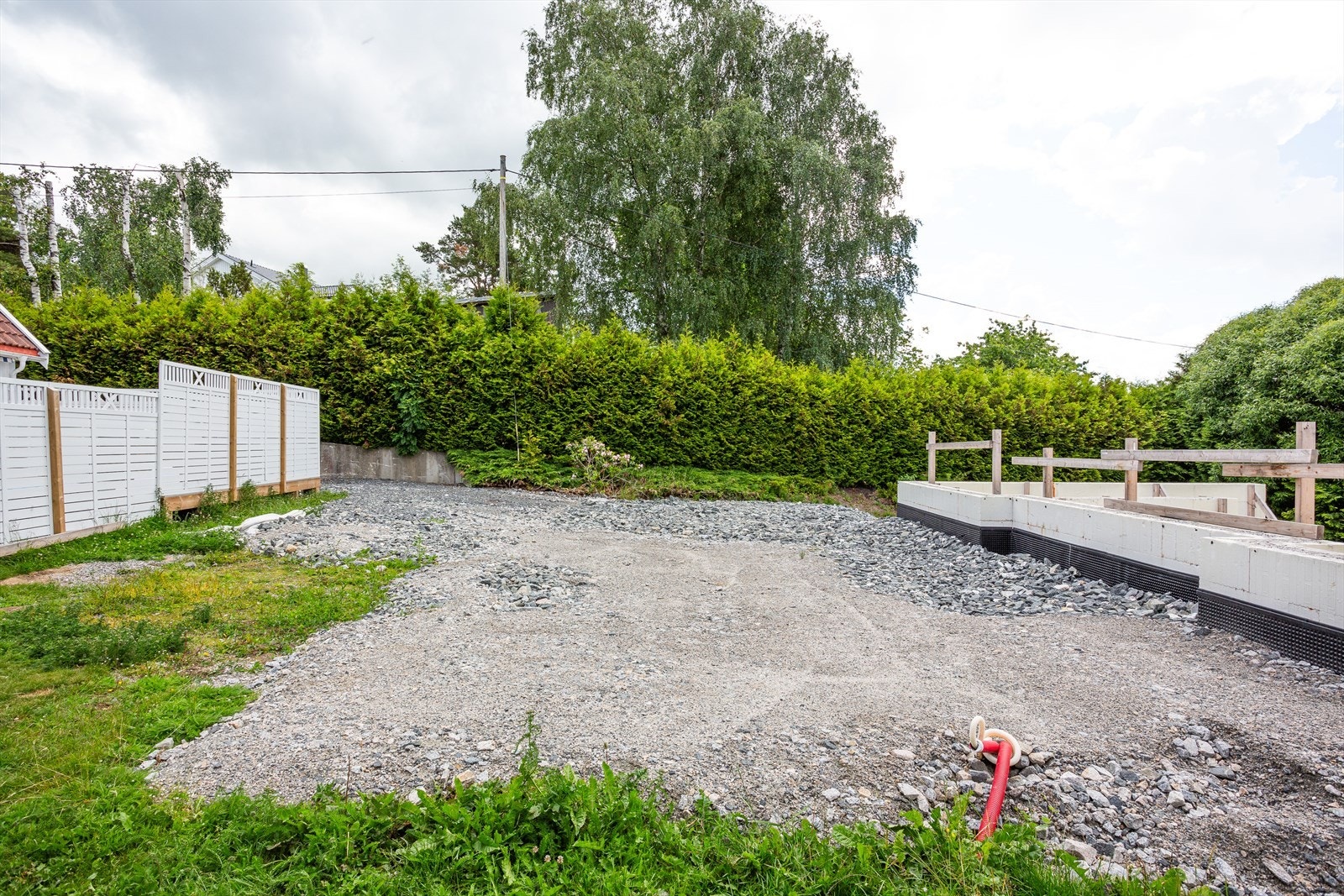 Kontrakt mellom selger og ansvarlig entreprenør foreligger om planlegging og oppføring av bolig på forbrukerens tomt. Avtalen er vedlagt i salgsoppgaven og det er denne avtalen ny eier trer inn i. Galleribilde