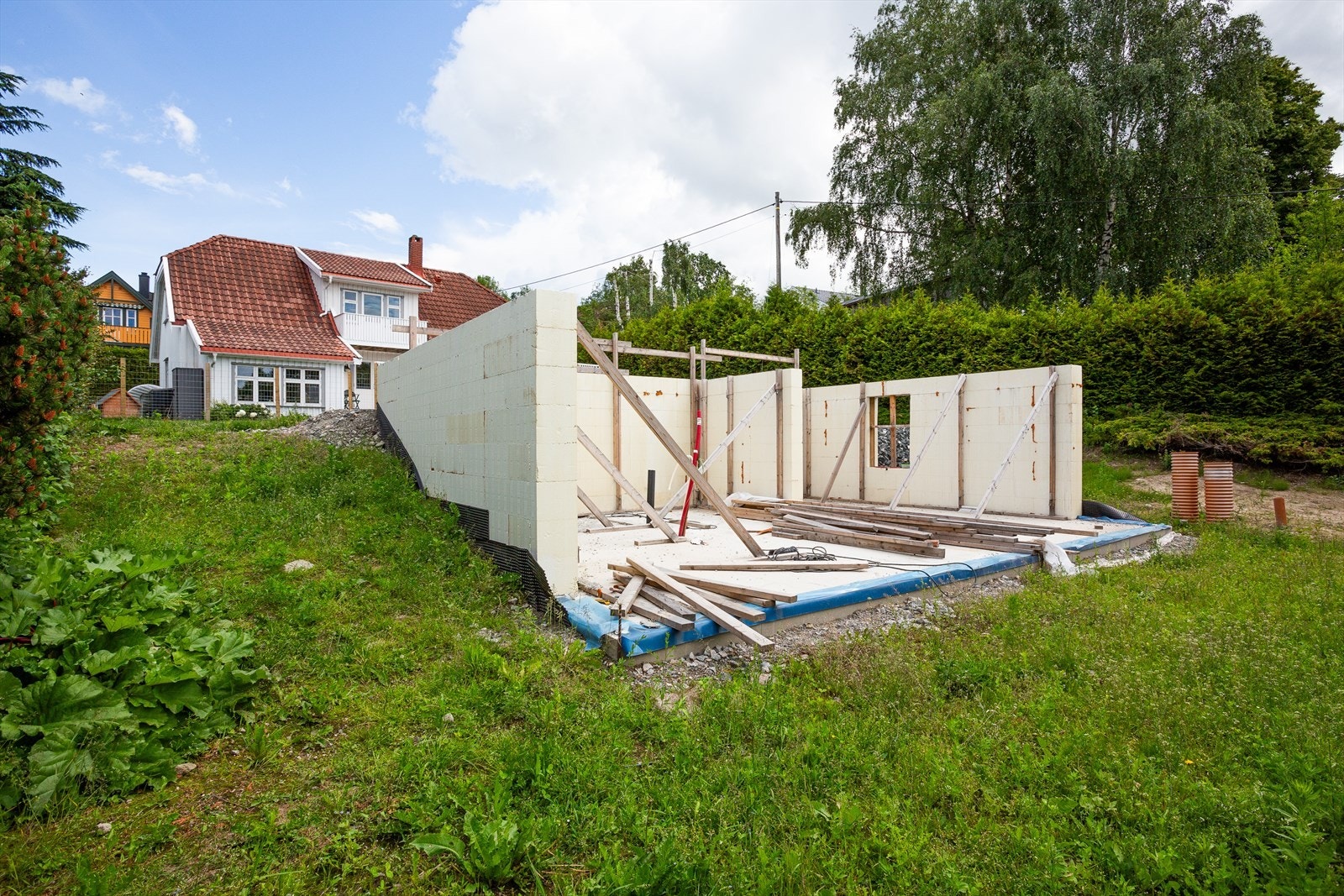 Foreligger tillatelse til opprettelse av ny grunneiendom ved fradeling fra gnr. 133 bnr. 439 datert 21.11.2022, der formålet med fradelingen er oppføring av ny enebolig. Galleribilde