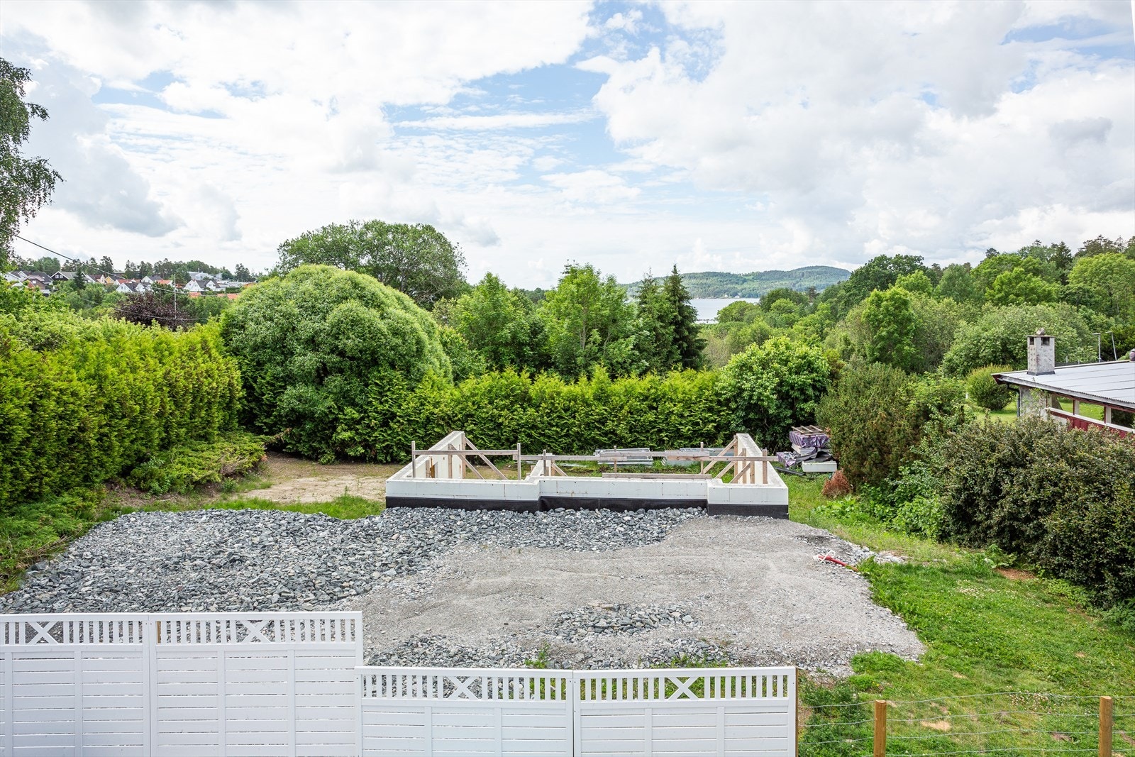 Det vil koste ca. kr. 4 700 000 for bygging av tegnet bolig ihht. kontrakt med Fjellhus Entrepenør som kjøper kan tre inn i. Man byr på tomteprisen. Galleribilde