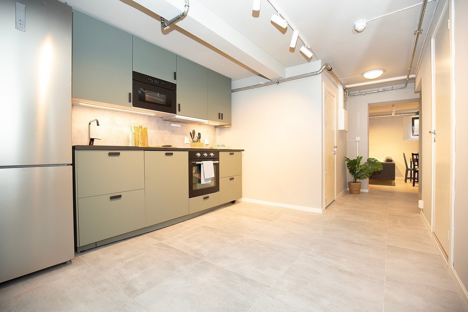 Kjøkken med integrerte hvitevarer: stekeovn, mikro, oppvaskmaskin. Frittstående kjøl/frys Galleribilde