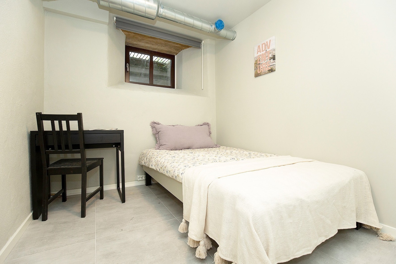 Soverom 1.
Alle soverom møblert med 120 seng, pult, stol og garderobeskap. Galleribilde