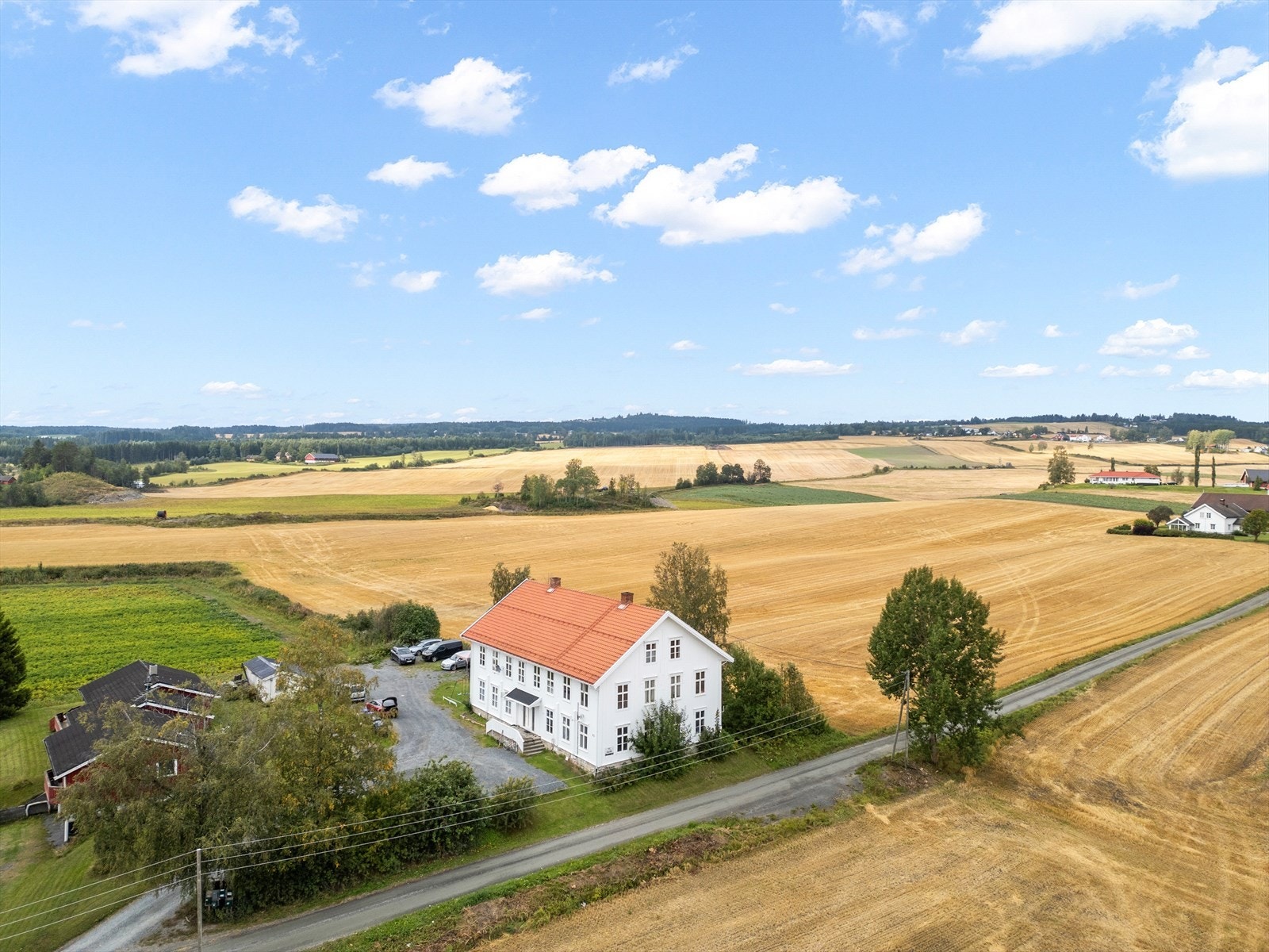 Oversiktsbilde - Landlig og rolig beliggenhet rett utenfor Lena. Galleribilde