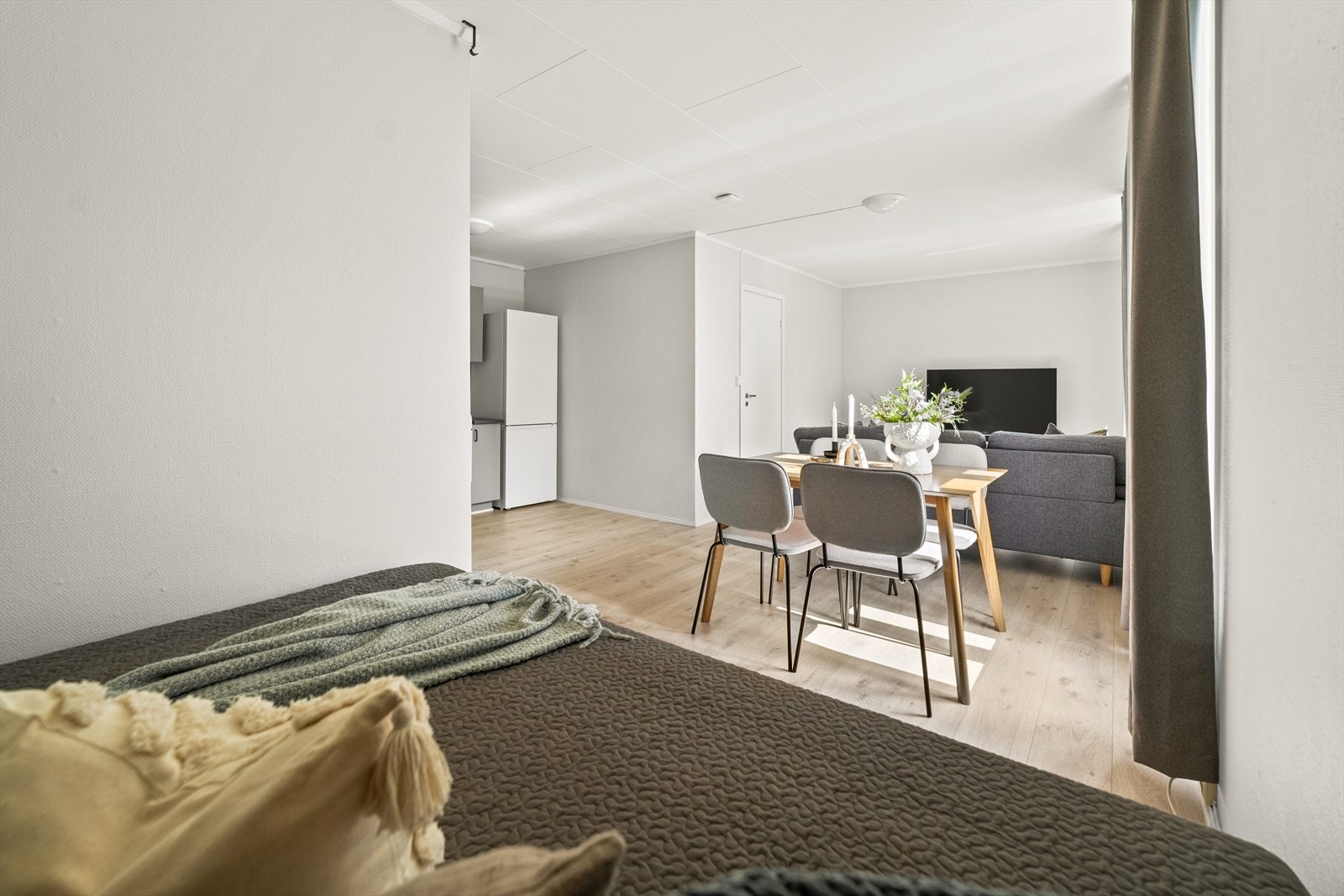 Stue / kjøkken ligger i åpen løsning og deles naturlig i flere soner med møblement. Galleribilde