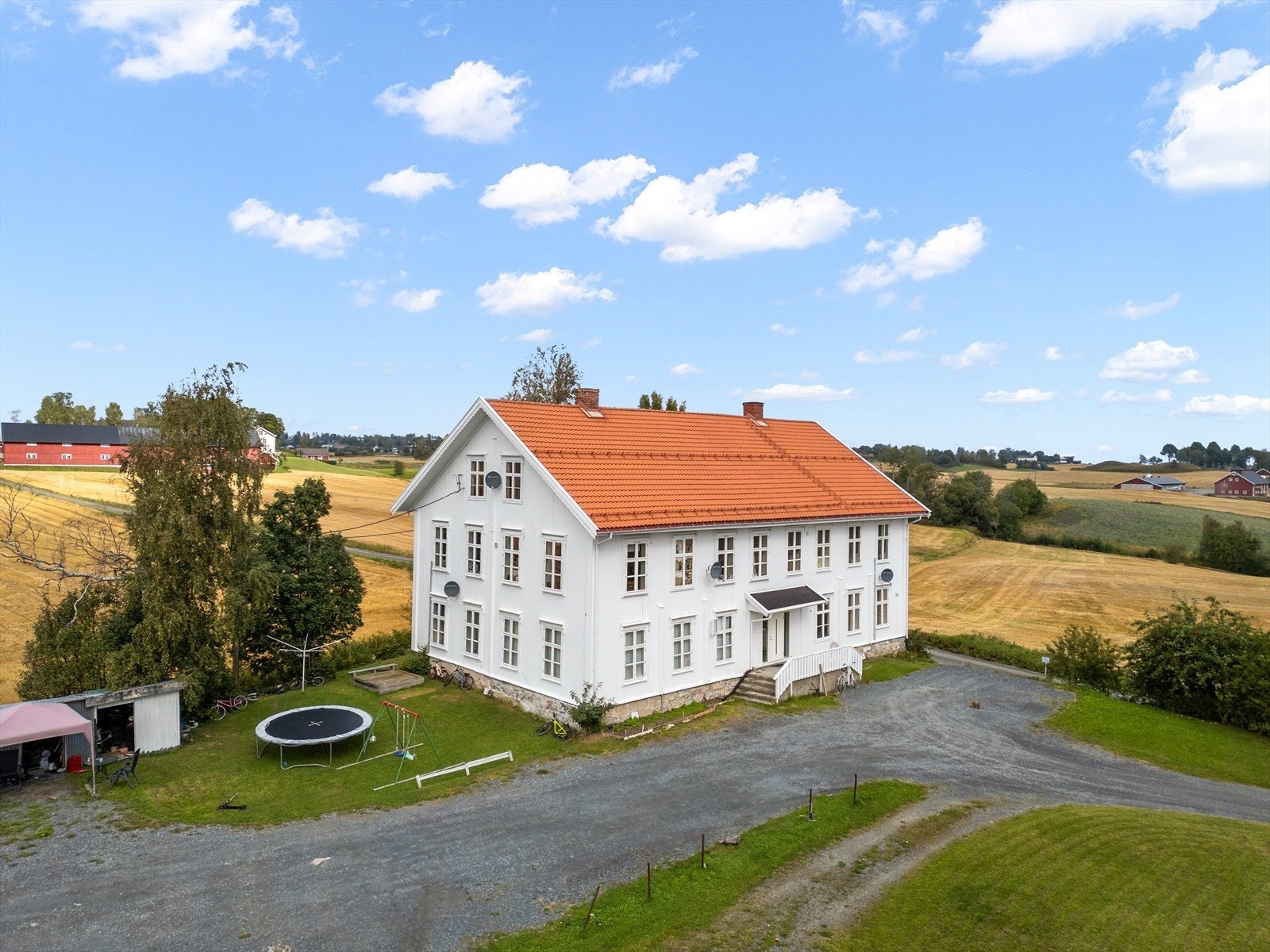 Seierstadgutua 83 - En erværdig bygning som er seksjonert med 6 leiligheter. Galleribilde