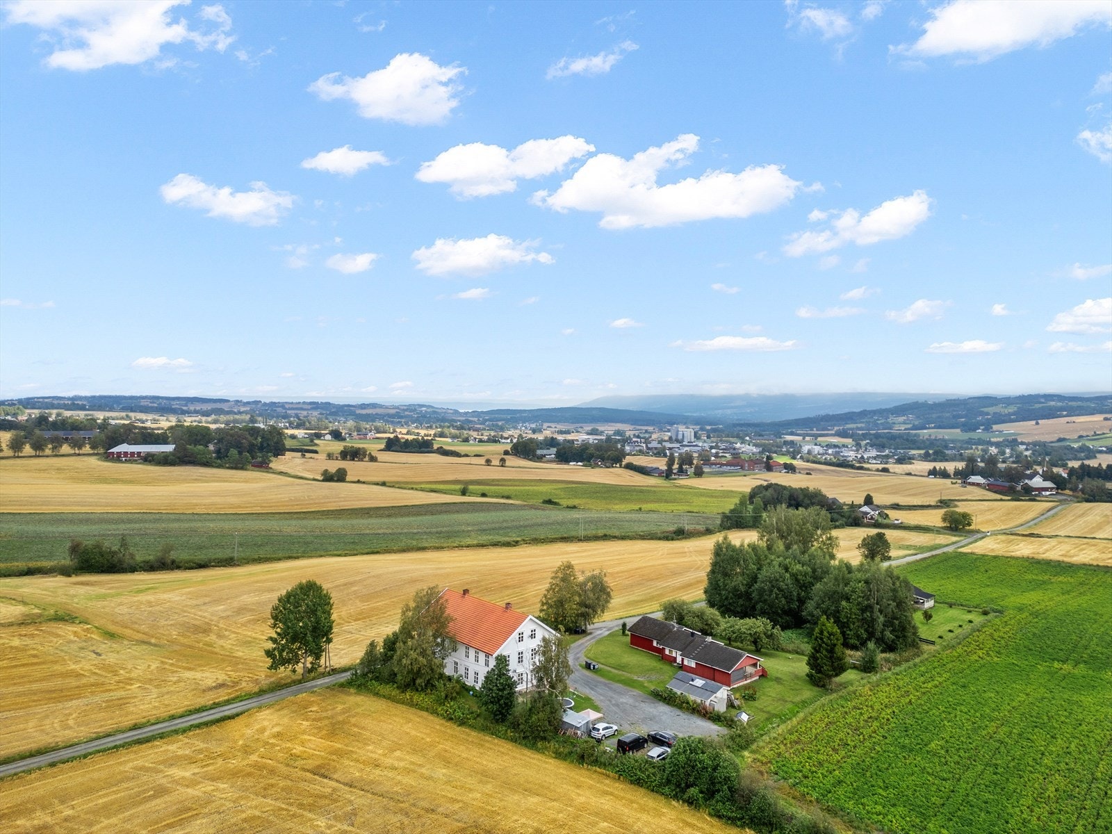 Oversiktbilde - Kort vei til alt av fasiliteter i Lena. Galleribilde