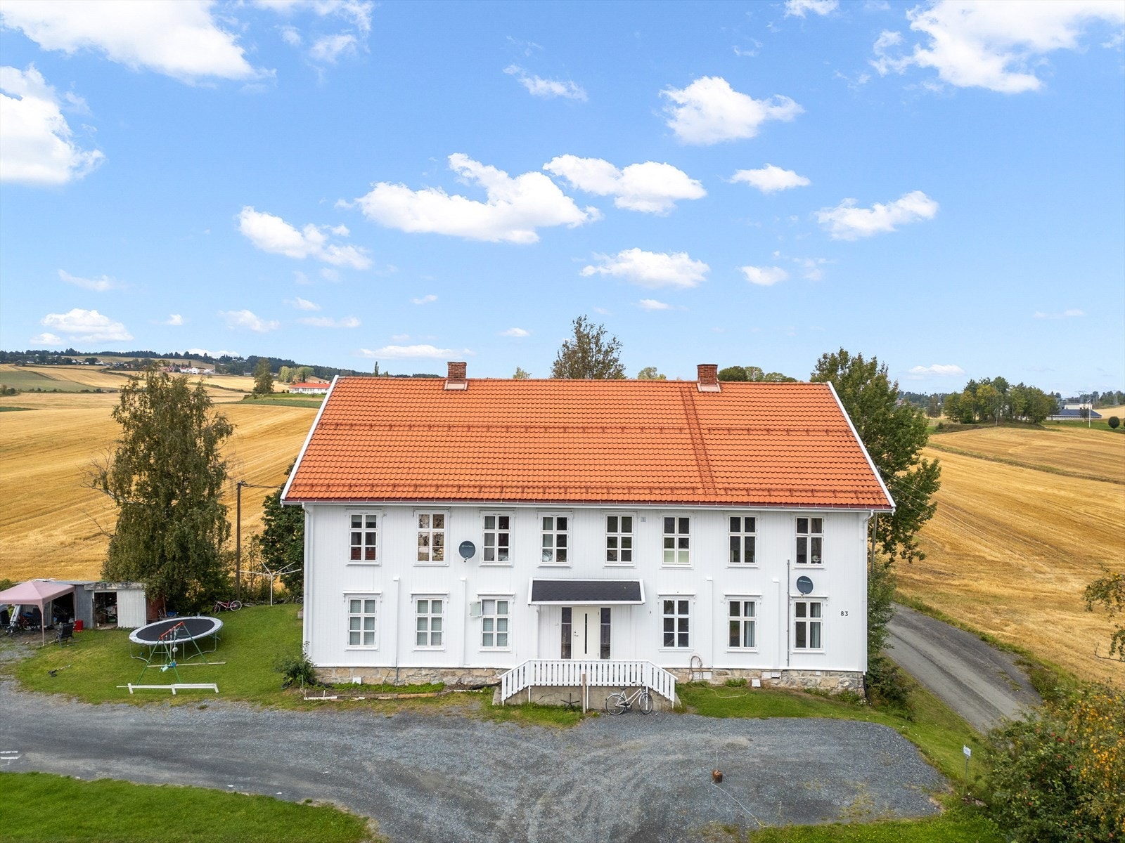 Nordvik Eiendomsmegling v/ Mats J. Kolsrud presenterer en flott selveier leilighet i Seierstadgutua 83. Galleribilde