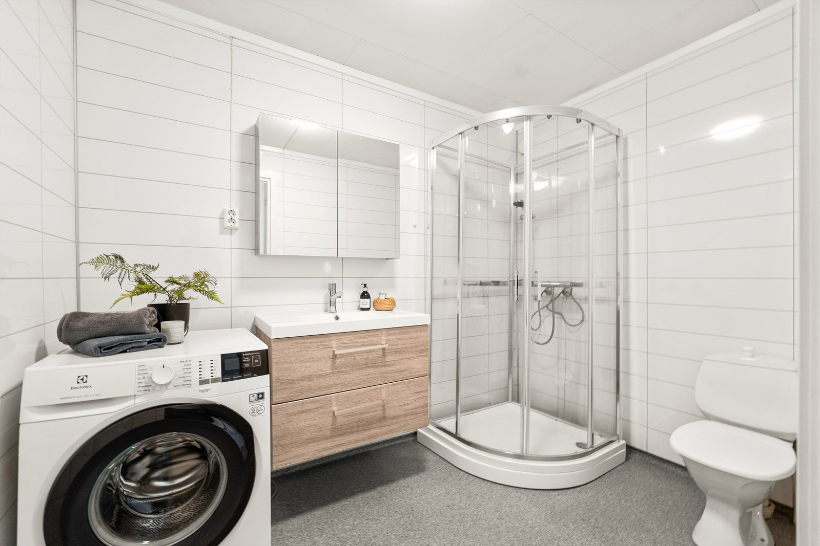 Stilrent bad fra 2016 - Badet er modernisert med ny vaskemaskin, innredning, blandebatteri og kabinett i 2024. Galleribilde