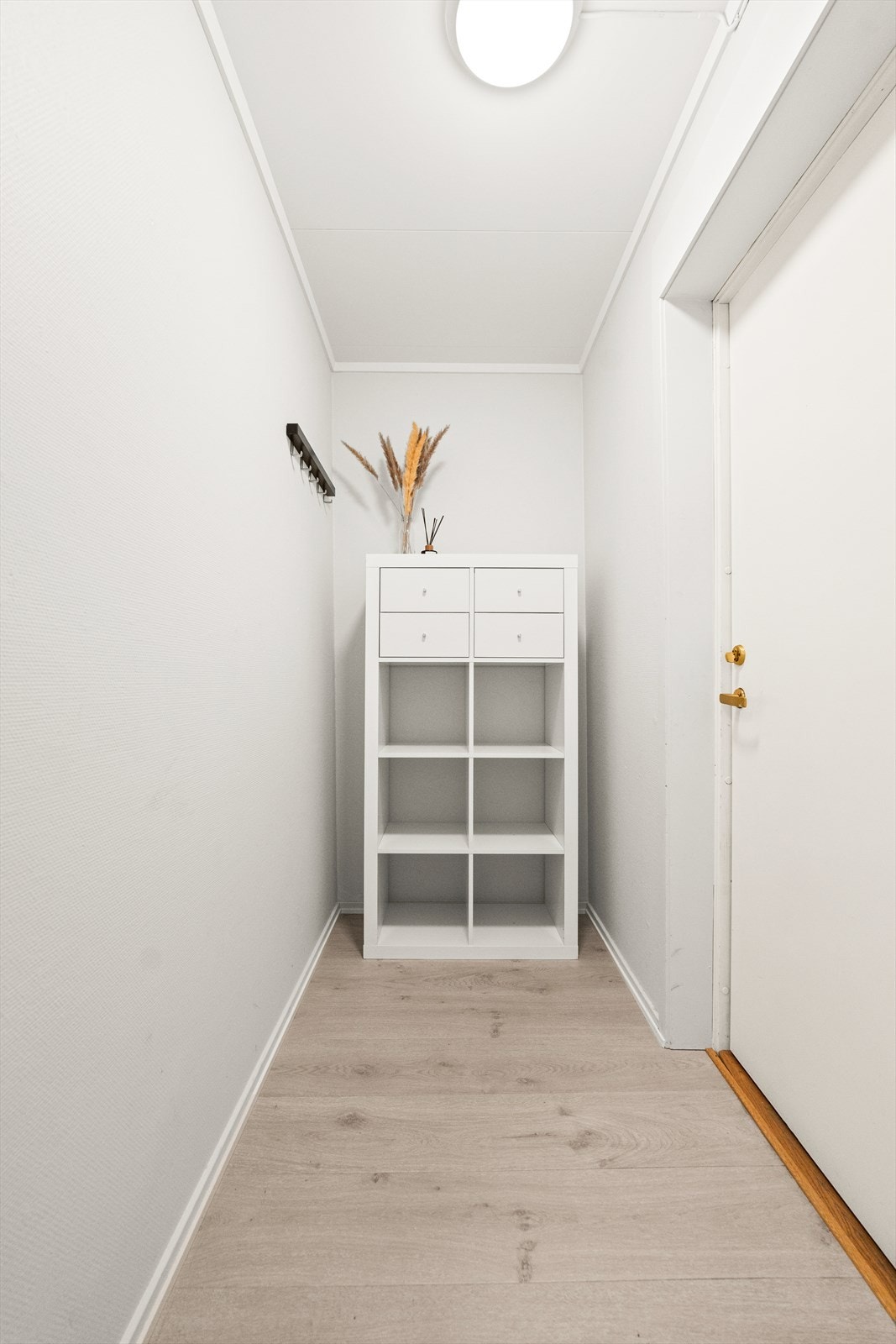 Velkommen inn - Romslig entre med god plass til ønsket garderobe. Galleribilde