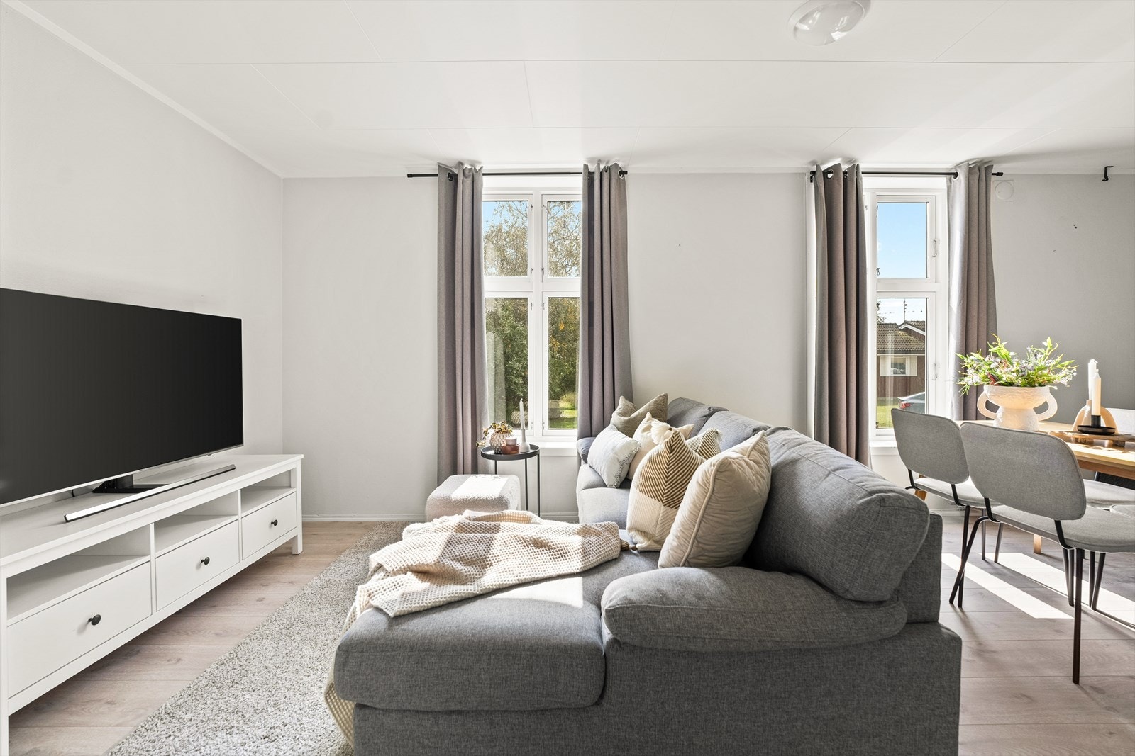 Sofaområdet - Stuen er møbleringsvennlig og man kan fint tilpasse til egen stil. Galleribilde