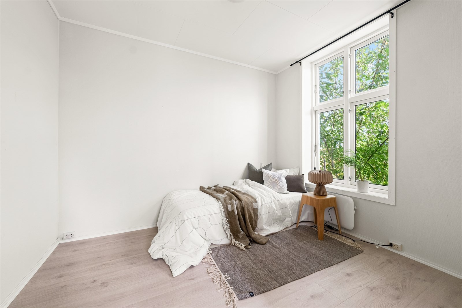 Et stort soverom med god plass til dobbeltseng og tilhørende møblement. Galleribilde