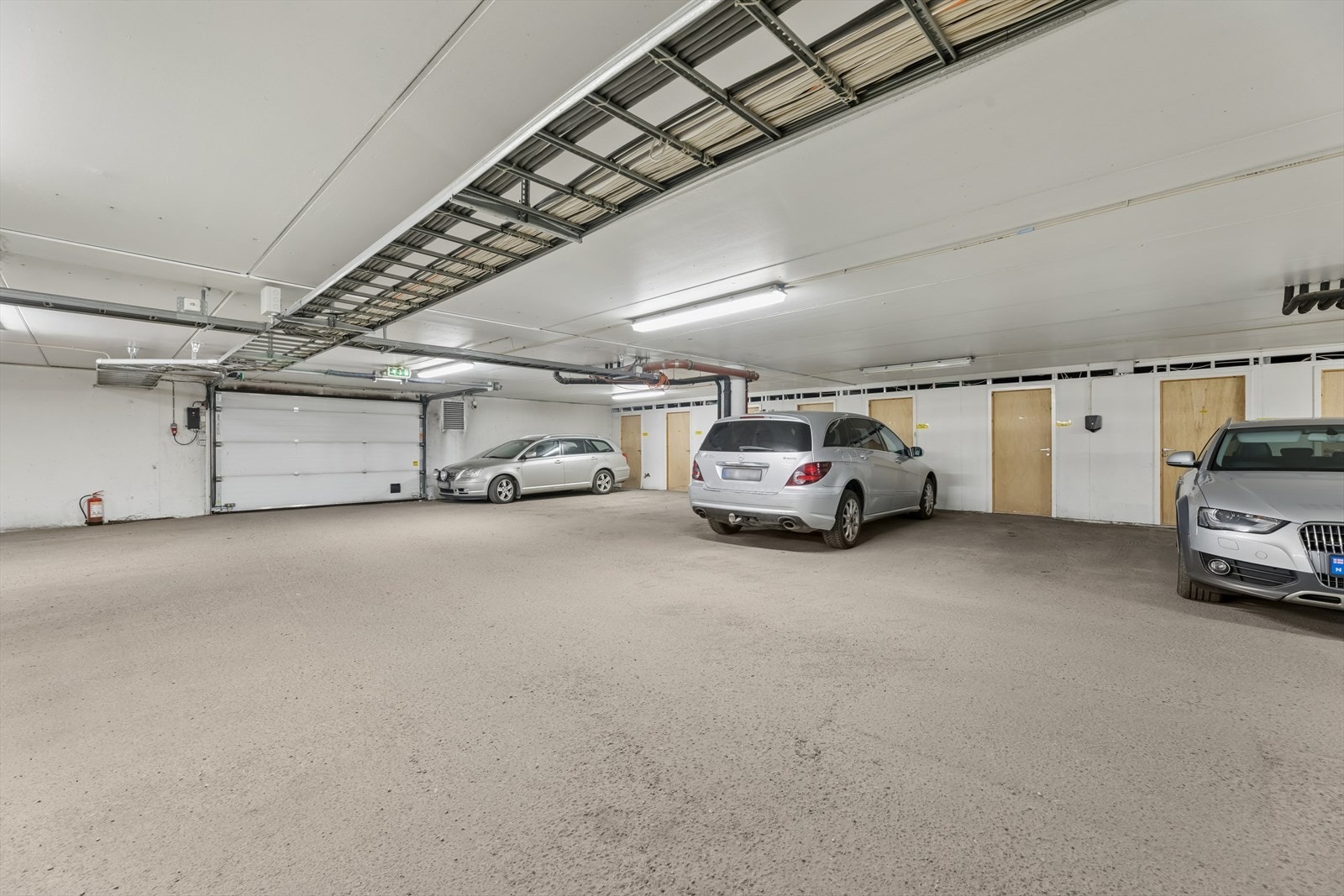 Leiligheten disponerer en fast parkeringsplass og bod i lukket garasjeanlegg. Galleribilde