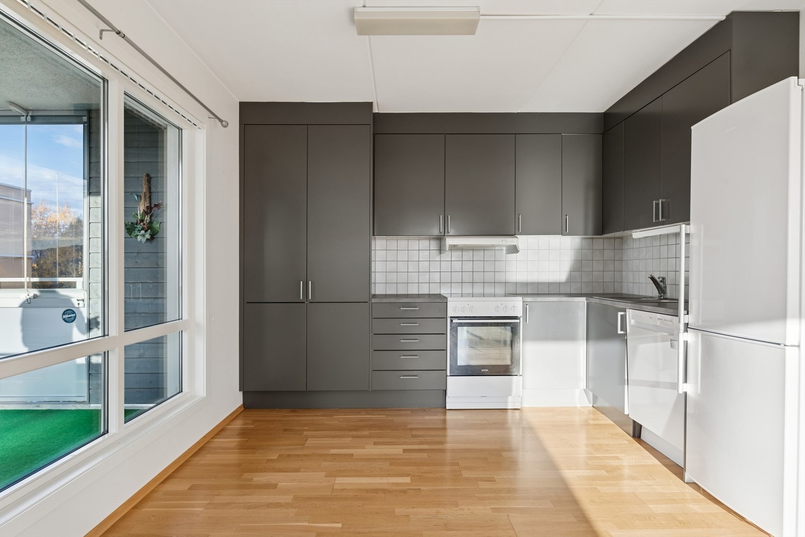 Kjøkkenet er ellers utstyrt med frittstående hvitevarer. Galleribilde