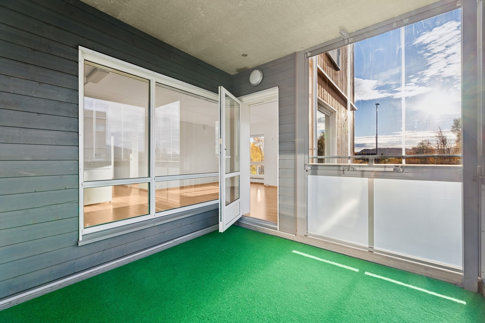 Fra stuen har man utgang til en koselig, innglasset balkong på 9 kvm hvor man kan nyte uteområdet uansett vær! Galleribilde