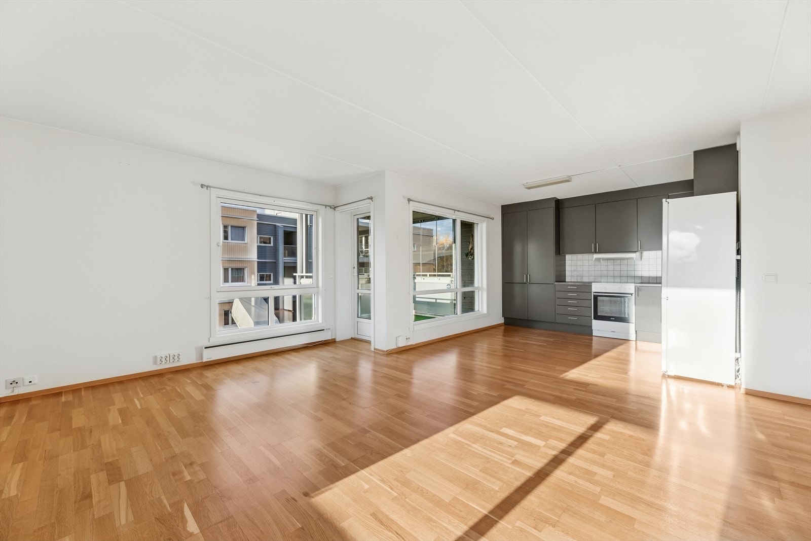 Stue og kjøkken ligger i åpen løsning. Et lyst og innbydende rom med store vindusflater som sørger for rikelig med lysinnslipp. Galleribilde