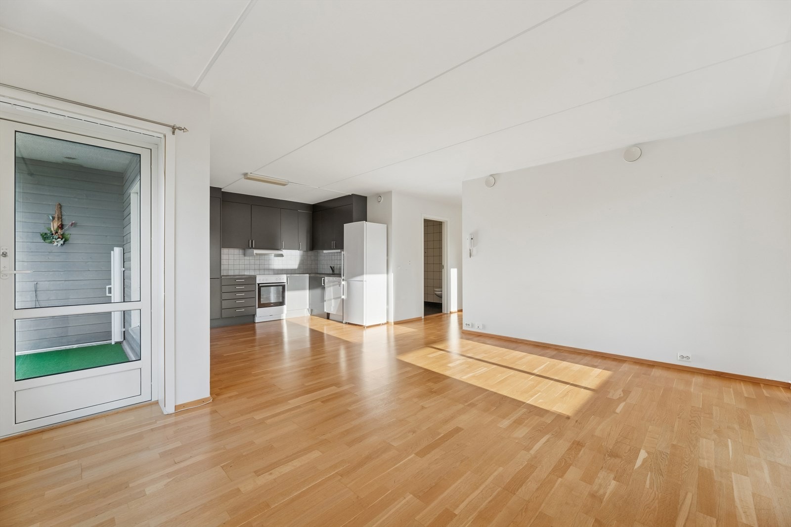 Her har man god plass til å møblere i flere soner med både sofa- og spisegruppe. Galleribilde