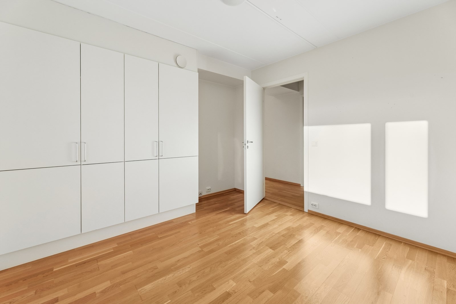 Hovedsoverommet er romslig og godt utstyrt med stor garderobe som gir god lagringsplass. Galleribilde