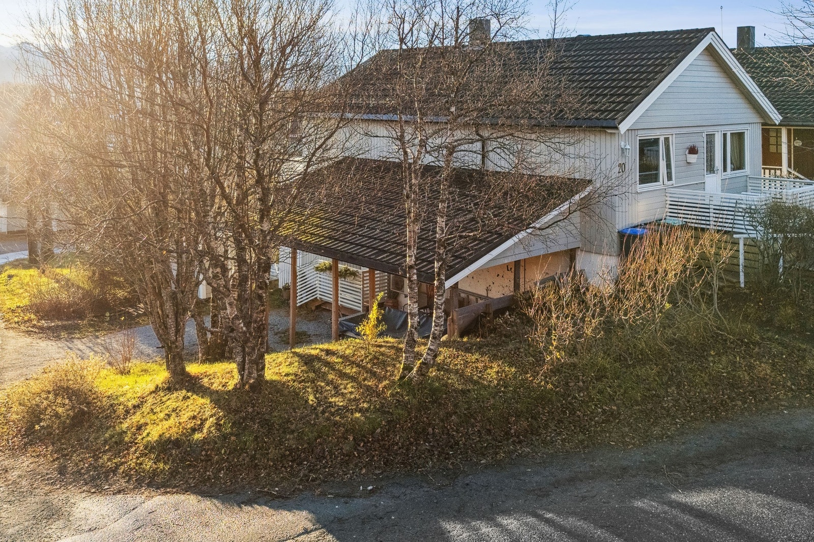 Boligen ligger på en romslig endetomt på hele 495m² - med koselige uteområder på begge sider av boligen. Galleribilde